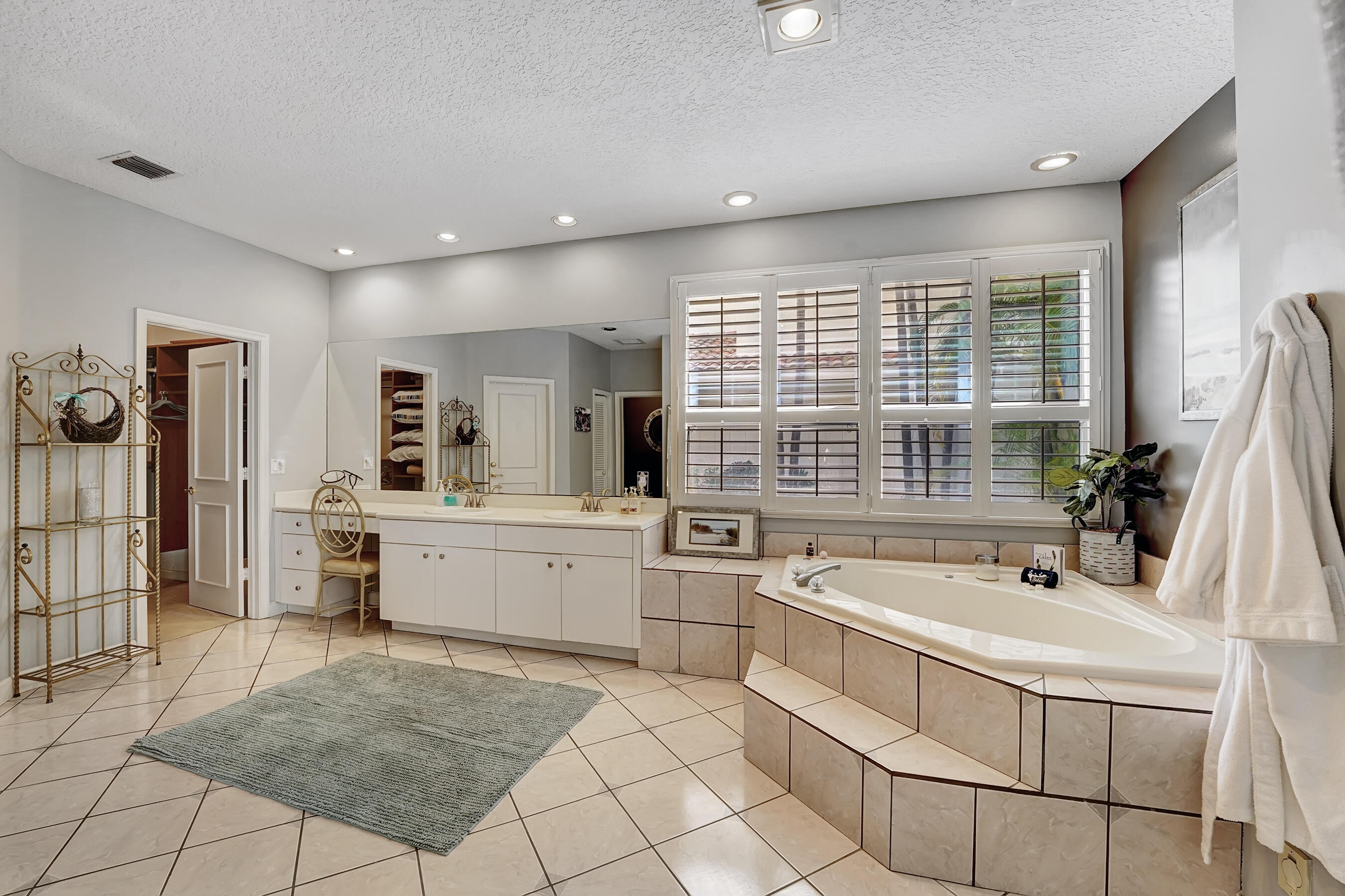 TROPIC ISLE - Residential