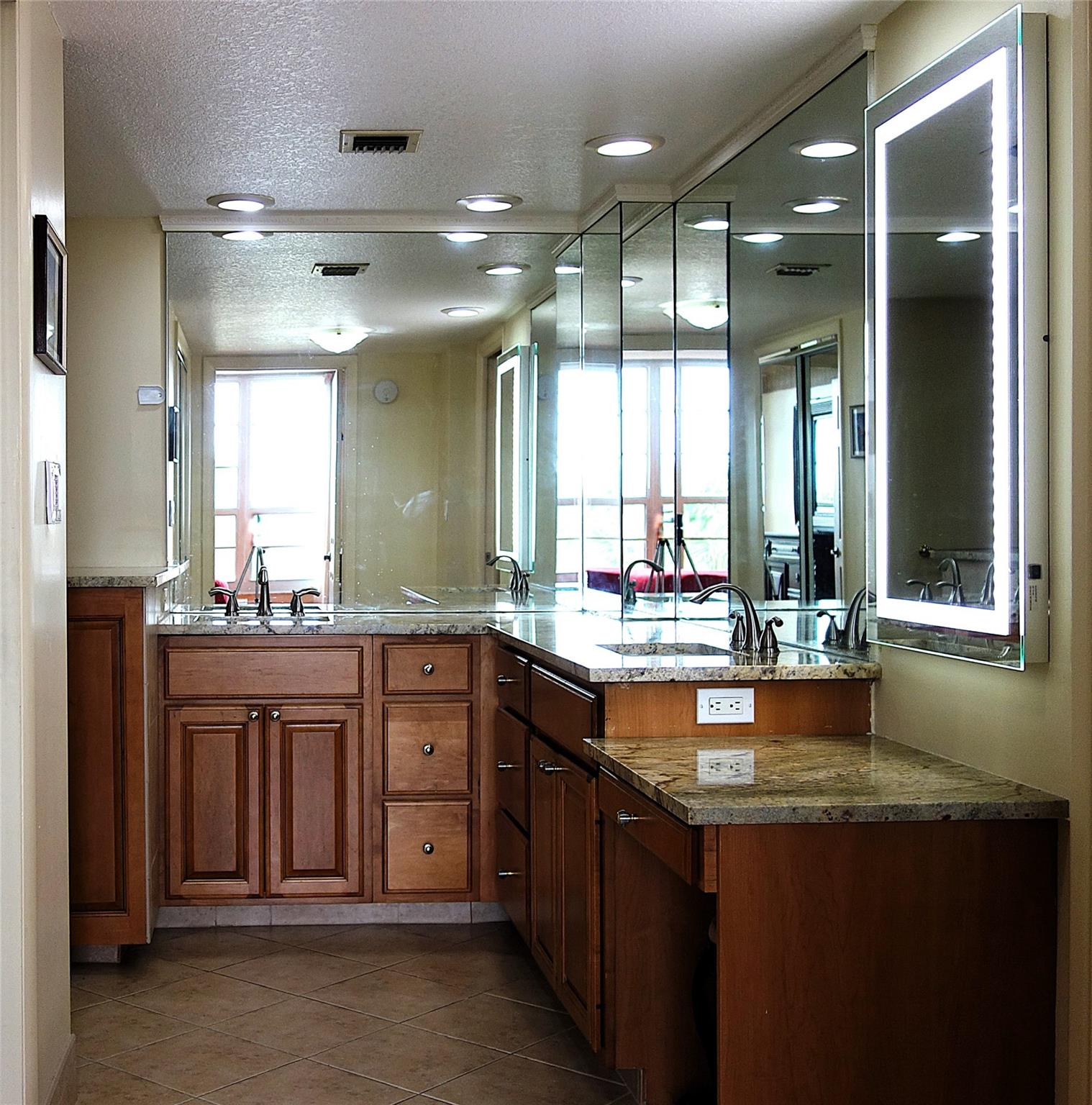 3970 Oaks Clubhouse Dr 402