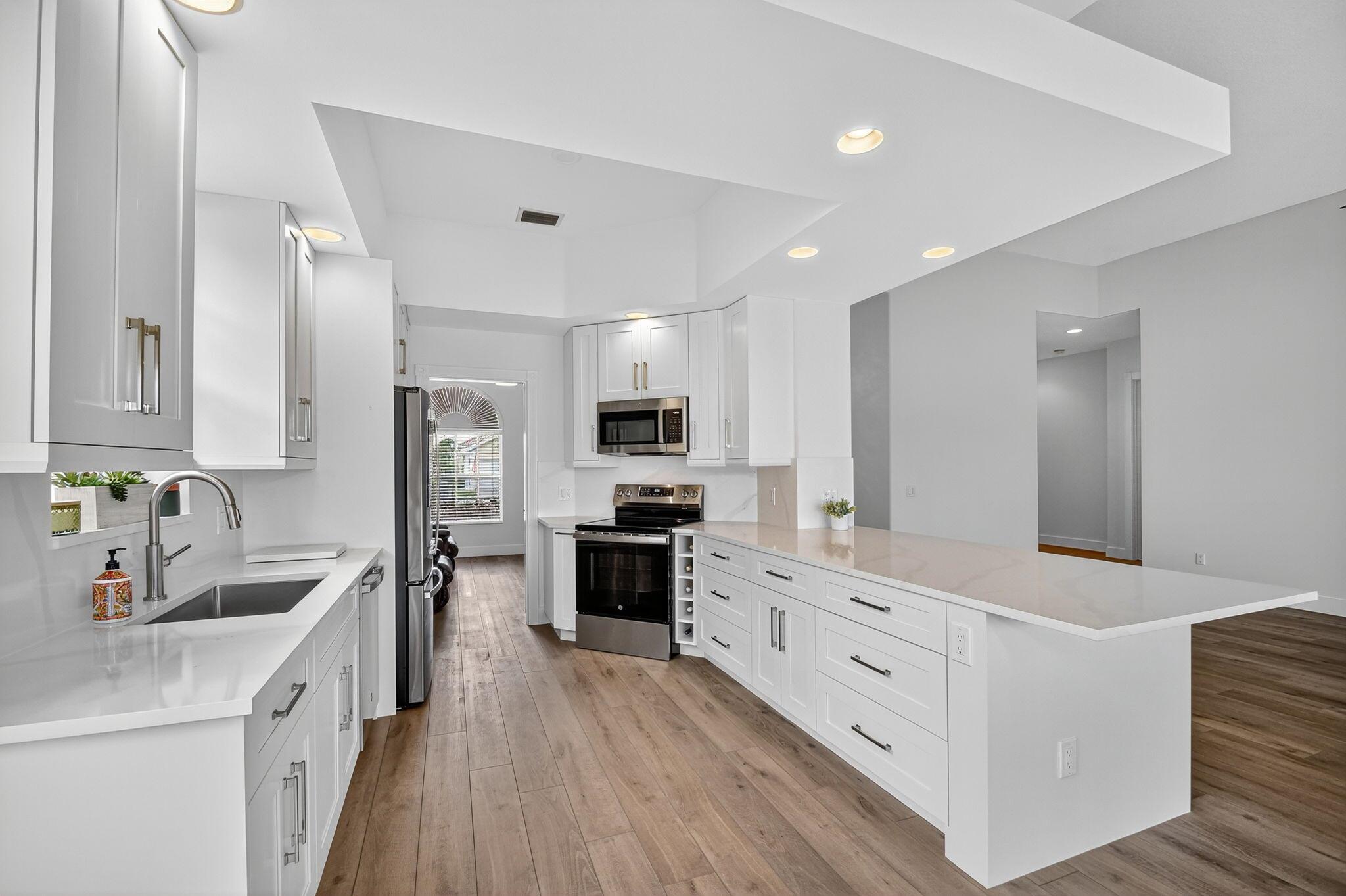 Wellington, Florida 33414, United States, 3 Bedrooms Bedrooms, ,3 BathroomsBathrooms,Residential,Pending,209490