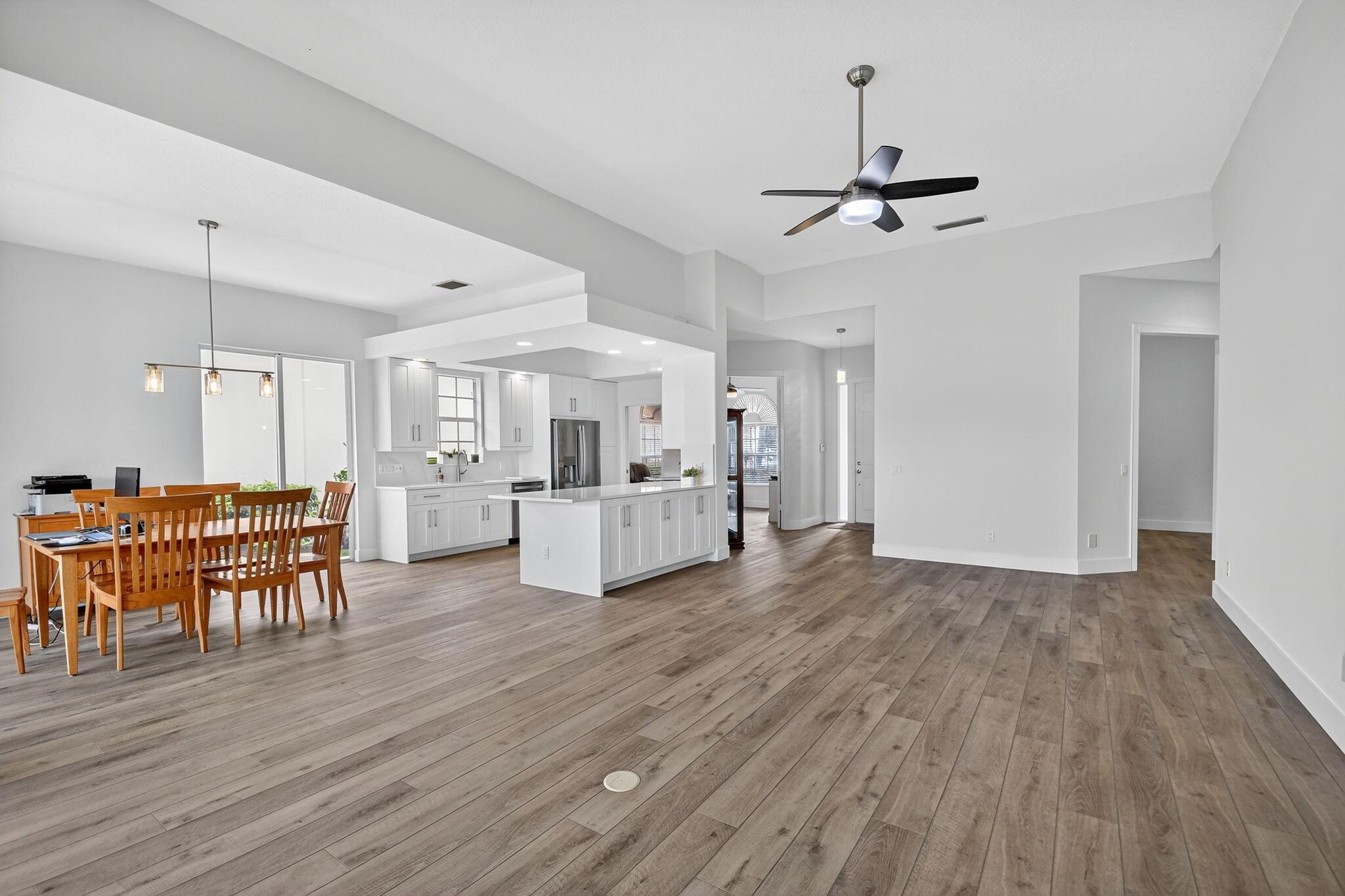 Wellington, Florida 33414, United States, 3 Bedrooms Bedrooms, ,3 BathroomsBathrooms,Residential,Pending,209490