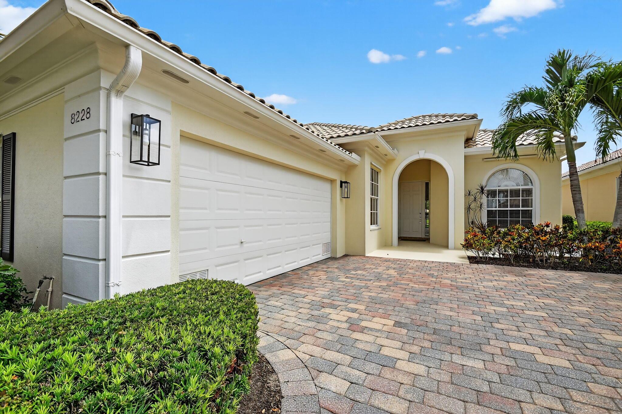 Wellington, Florida 33414, United States, 3 Bedrooms Bedrooms, ,3 BathroomsBathrooms,Residential,Pending,209490