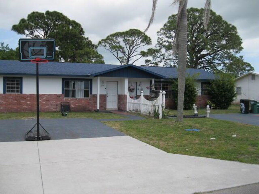 Photo of 27362742 Seneca Avenue, Fort Pierce, FL 34946 (MLS # R11083746)