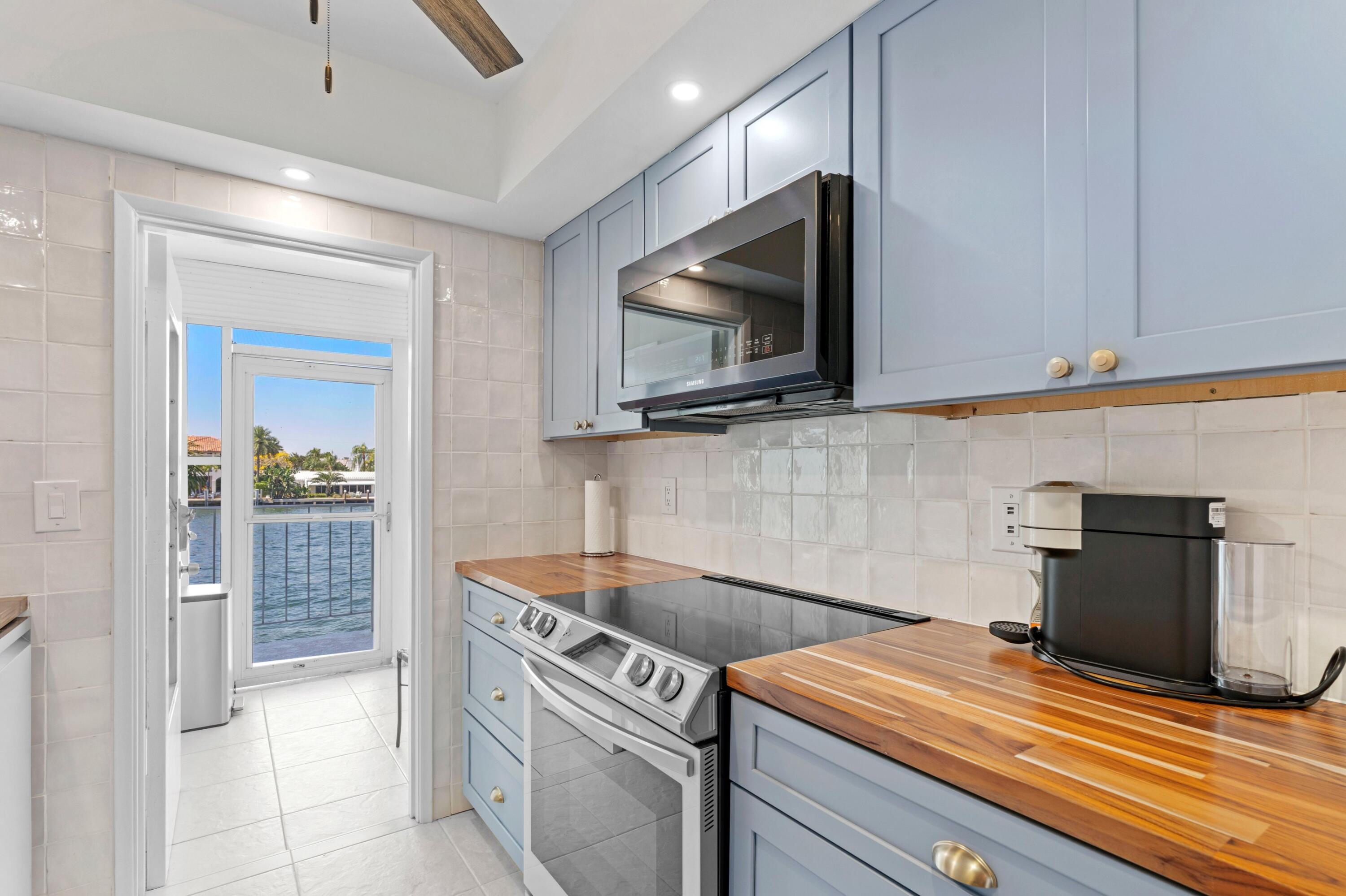 801 W Riverside Drive 7b, Pompano Beach, FL, 33062/$425,000 4 801 W Riverside Drive 7b