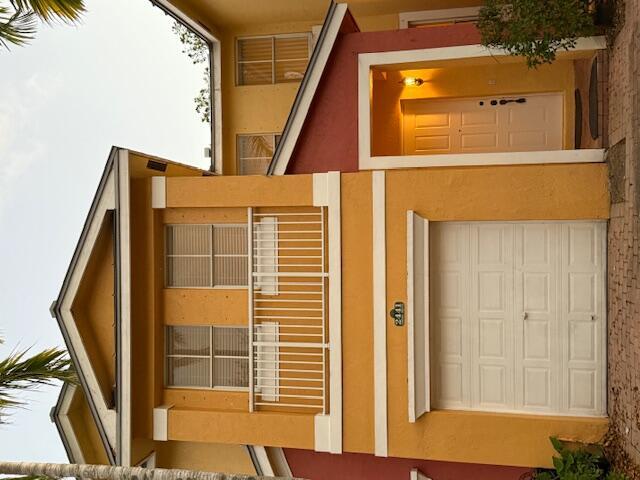 Gated Community. Town Home - Spacious 3 bed, 2.1 bath, 1 car garage, 2 Car Drive way in the desired gated community centrally located in Royal Palm. . Quick HOA approval. Laundry: In Unit.