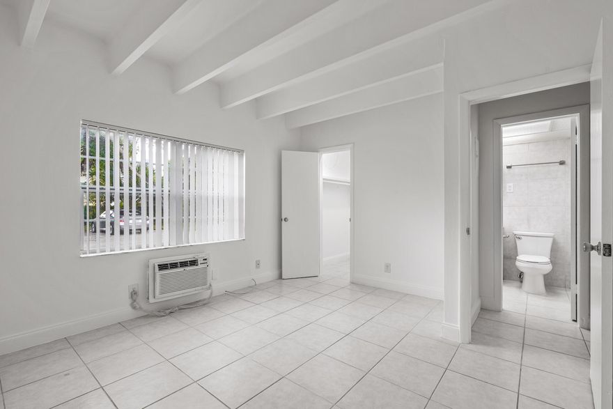 First floor unit, nearby shopping, FAU and hospital