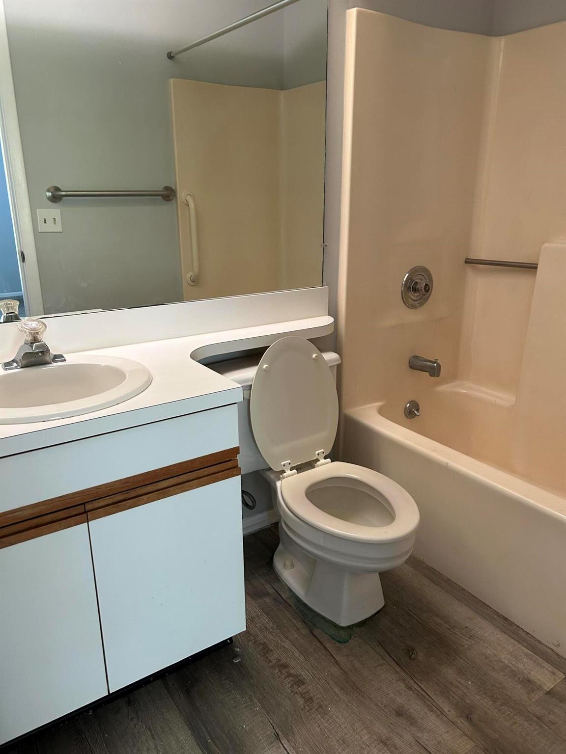 VISTA ST LUCIE BUILDINGS - Residential Lease