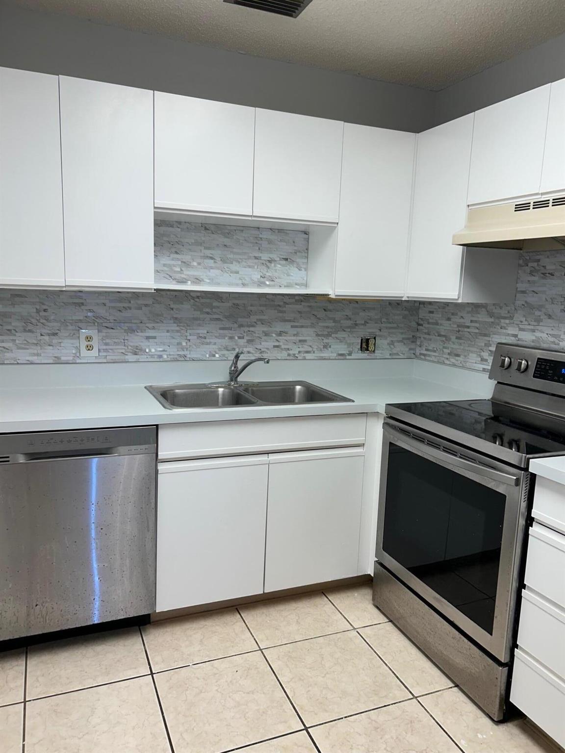 VISTA ST LUCIE BUILDINGS - Residential Lease