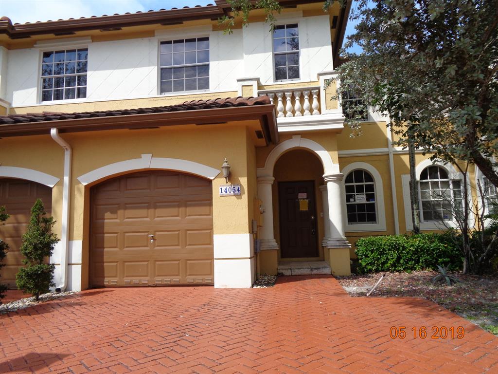 BANK FORECLOSURE, LARGE FOUR BEDROOM TOWNHOUSE AT THIS PRICE, GATED COMMUNITY, LOTS OF AMENTITIES, ENJOY THE CLUBHOUSE STEPS AWAY, PLENTY OF ROOM, MOVE RIGHT IN.EMPLOYEES AND FAMILY MEMBERS RESIDING WITH EMPLOYEES OF JPMORGAN CHASE BANK, N.A. ITS AFFILIATES OR SUBSIDIARIES ARE STRICTLY PROHIBITED FROM DIRECTLY OR INDIRECTLY PURCAHSING ANY PROPERTY OWNED BY JPMORGAN CHASE BANK, N.A.property is under highest and best offer situation, due date is 05/30/19