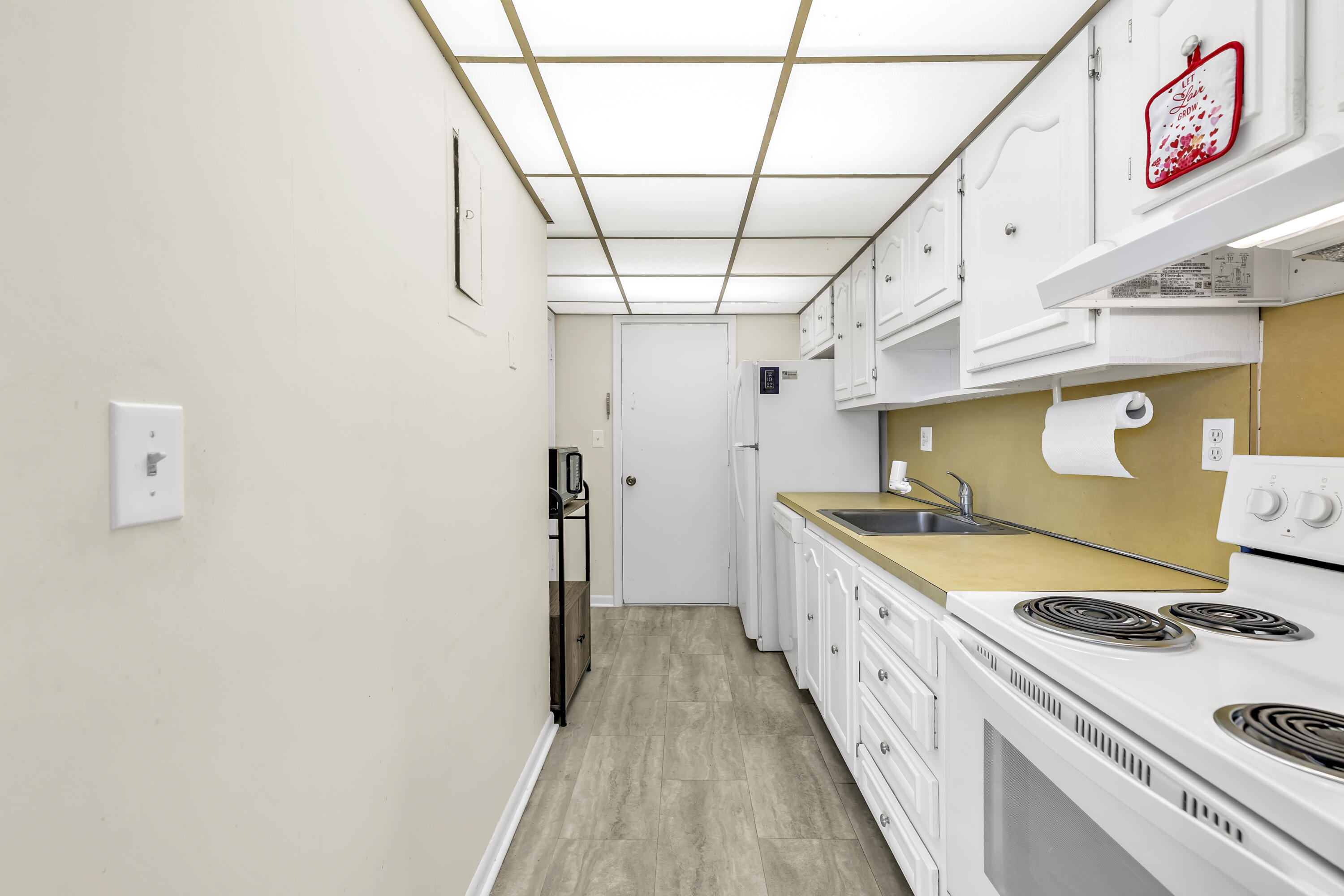 Golden Arrow Condominium - Residential