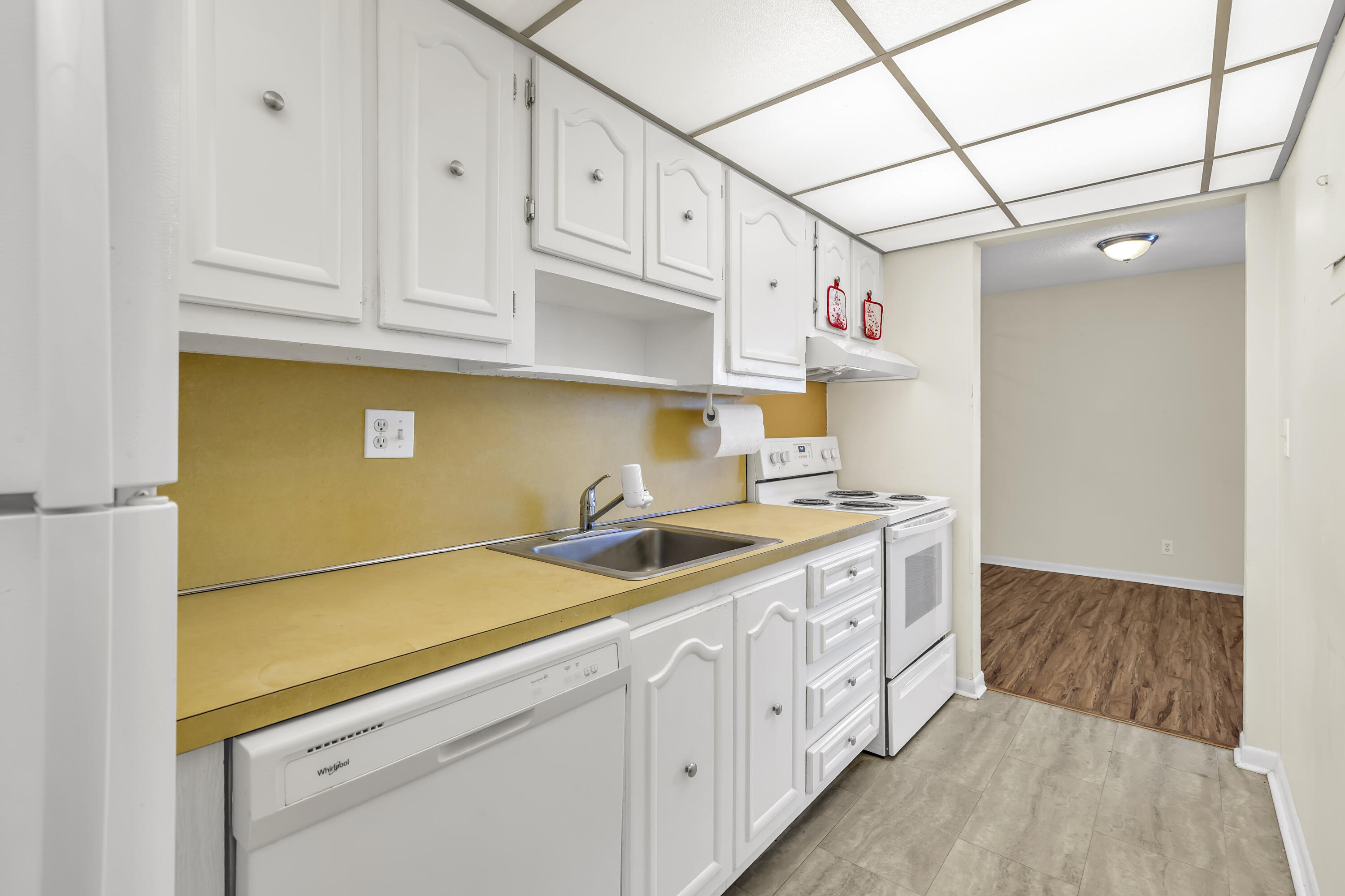 Golden Arrow Condominium - Residential