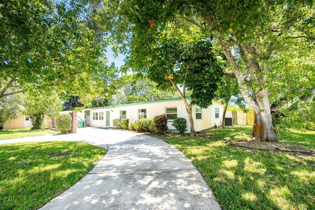 Photo of 426 SE Tranquilla Avenue, Port Saint Lucie, FL 34983 (MLS # R11063521)