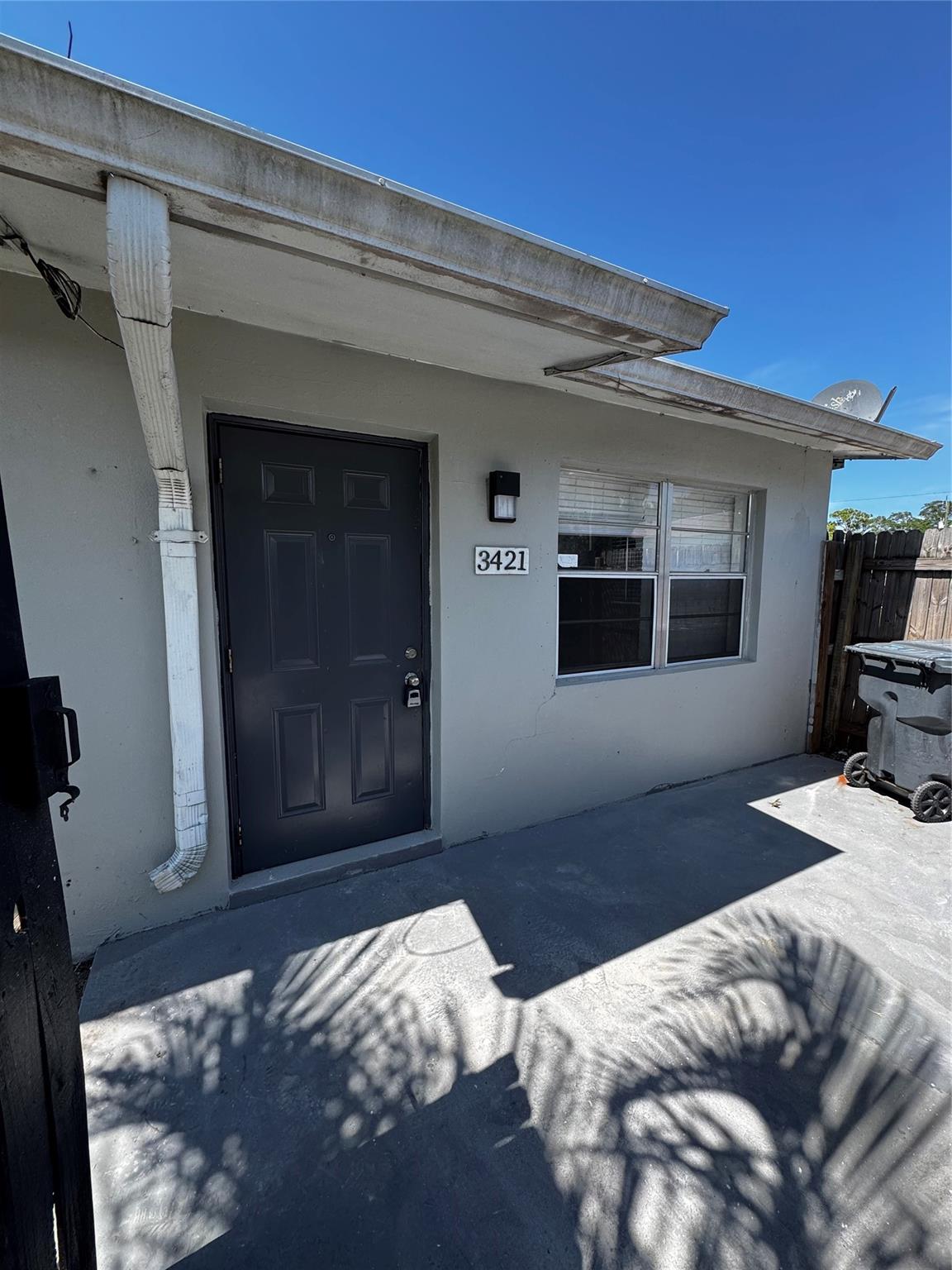 Very nice remodeled 2 bedroom 1 bath apartment. Quick and easy