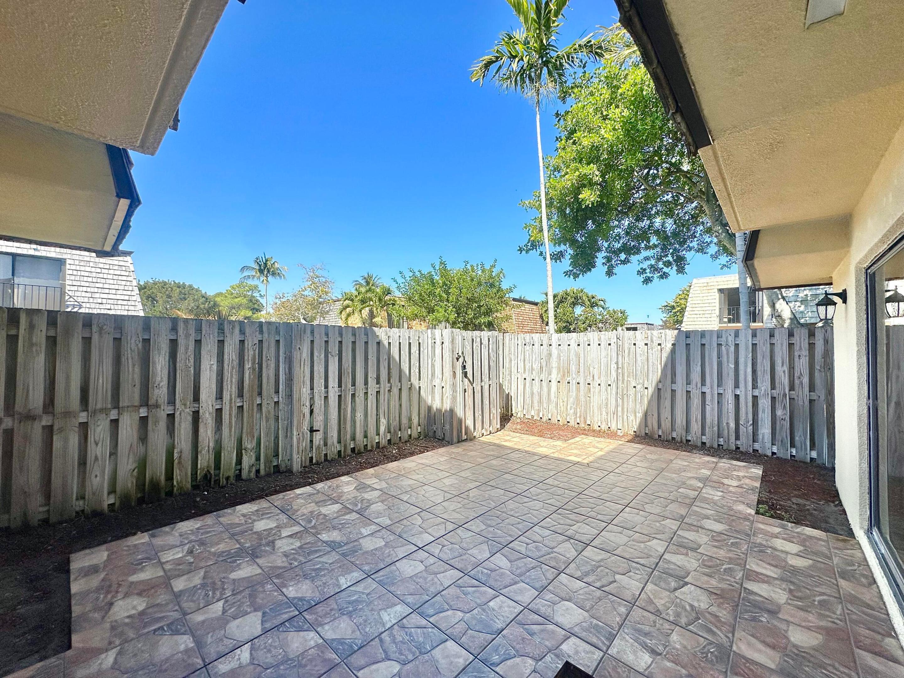 LAKEWOOD OF PALM SPRINGS - Residential Lease