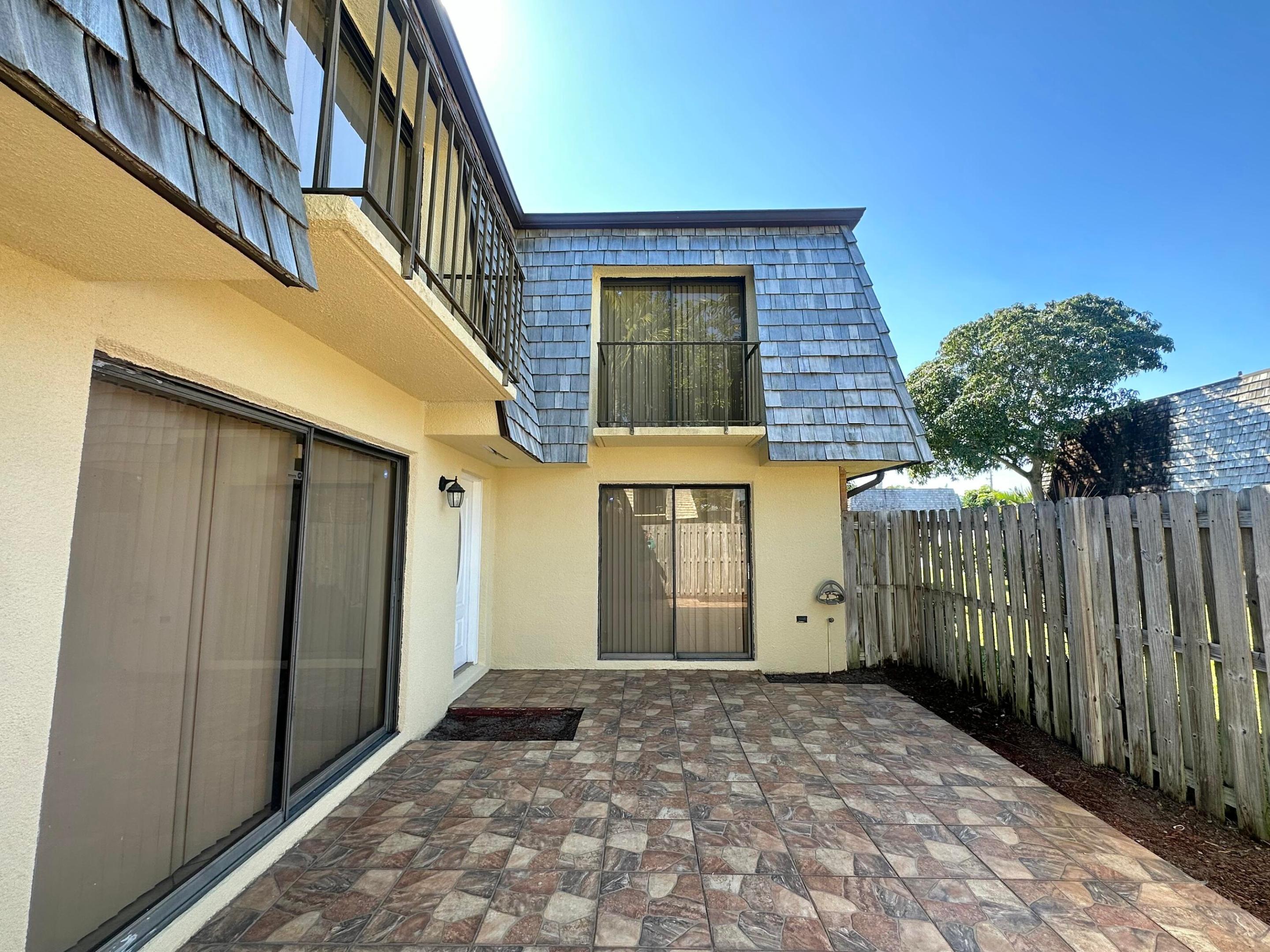 LAKEWOOD OF PALM SPRINGS - Residential Lease