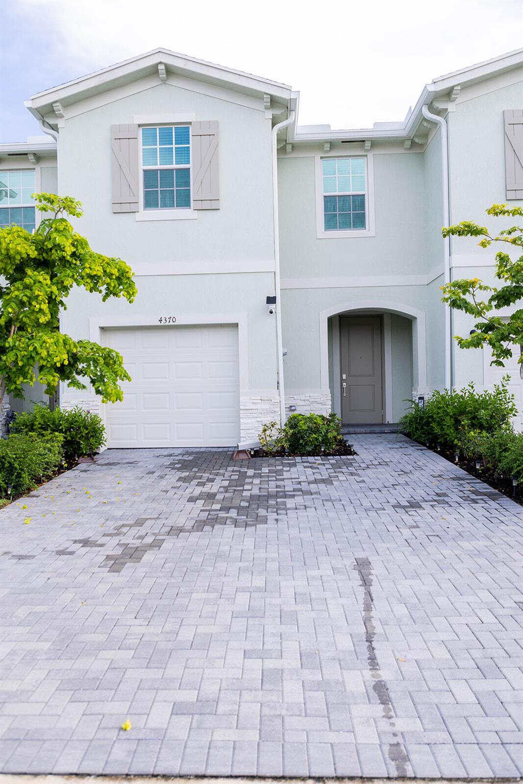 Welcome to the beautifully updated residences in the gated community of LakeShore at the Fountains. This home features a modern open concept fully upgraded kitchen, spacious living areas filled with natural light throughout. The upstairs includes generously sizes bedrooms, ample storage with built in shelving, and a well appointed primary suite. Enjoy a private backyard with a manicured lawn, perfect for relaxing or entertaining. Community amenities include 24-hr security, walking paths, and access to the Fountains country club lifestyle. Conveniently located near shopping, dining, top schools. and major highways.
