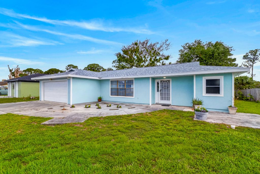 Photo of 662 SE Essex Drive, Port Saint Lucie, FL 34984 (MLS # B26032042)
