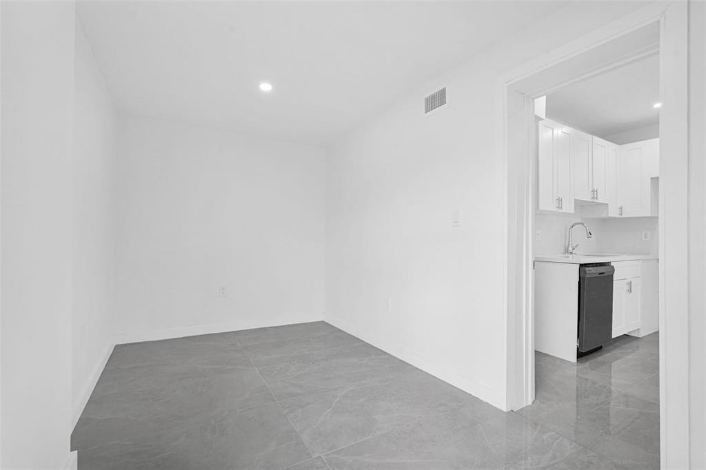 QUEENS PARK - Residential