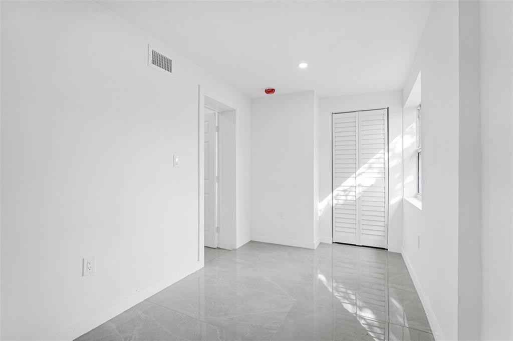 QUEENS PARK - Residential