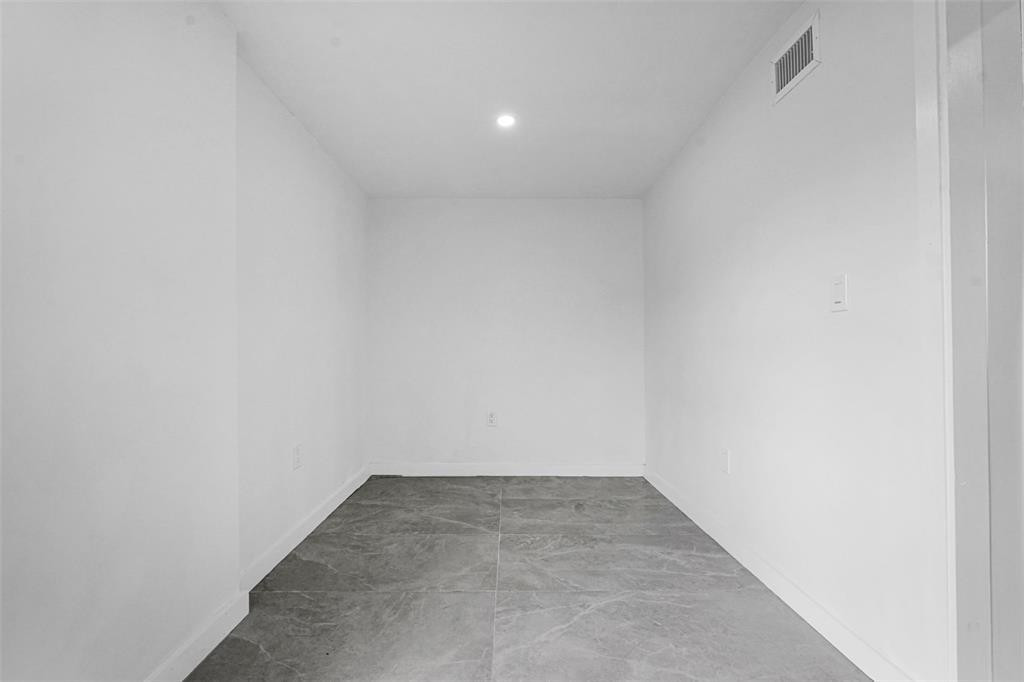 QUEENS PARK - Residential