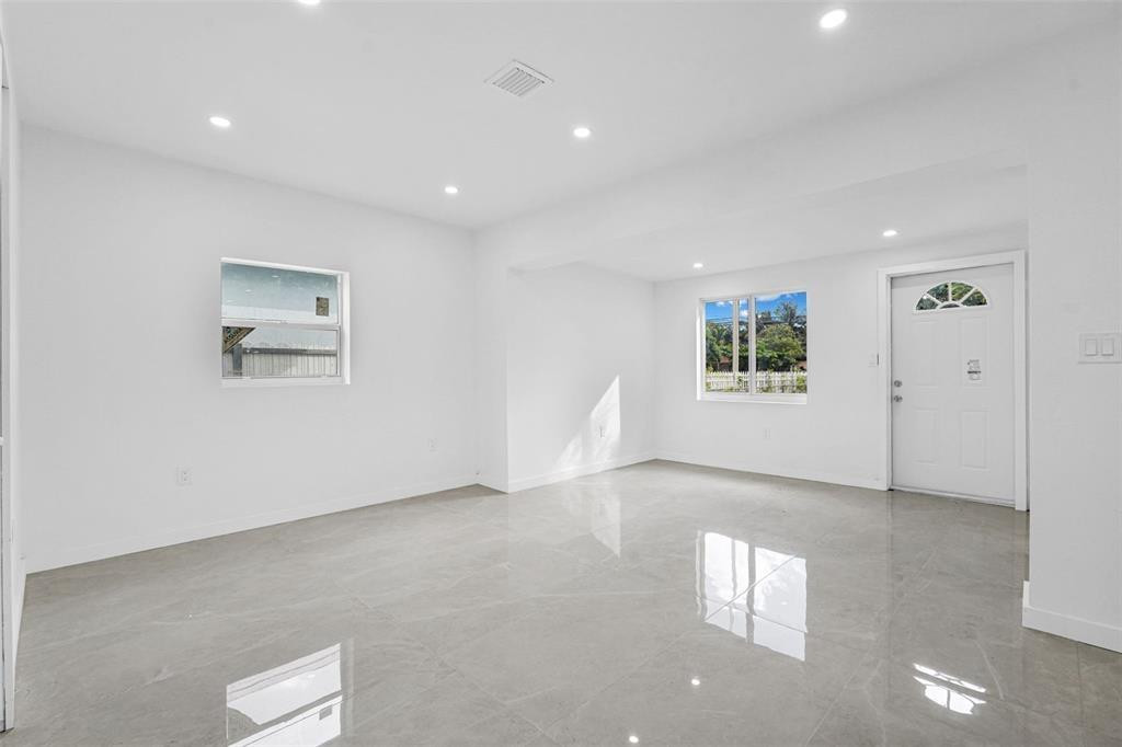 QUEENS PARK - Residential