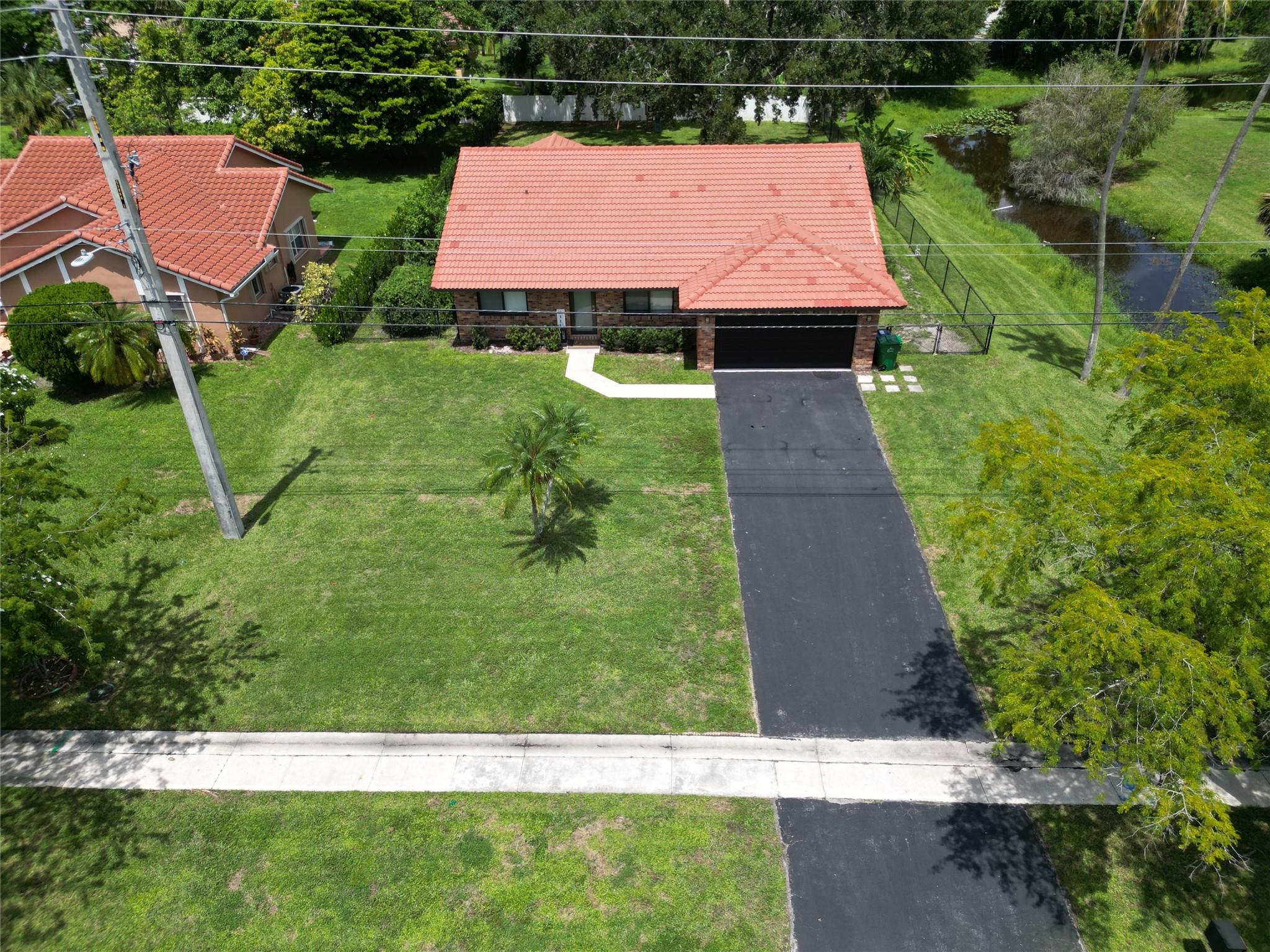 11601 NW 39th St