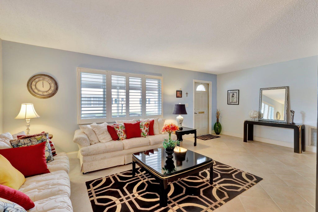 Photo of 1316 SW 18th Court SW, Boynton Beach, FL 33426 (MLS # R11035000)