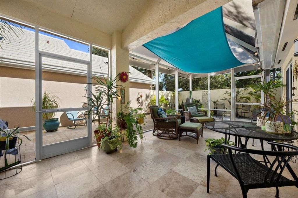 Photo of 11 Dorchester Circle, Palm Beach Gardens, FL 33418 (MLS # R11156374)