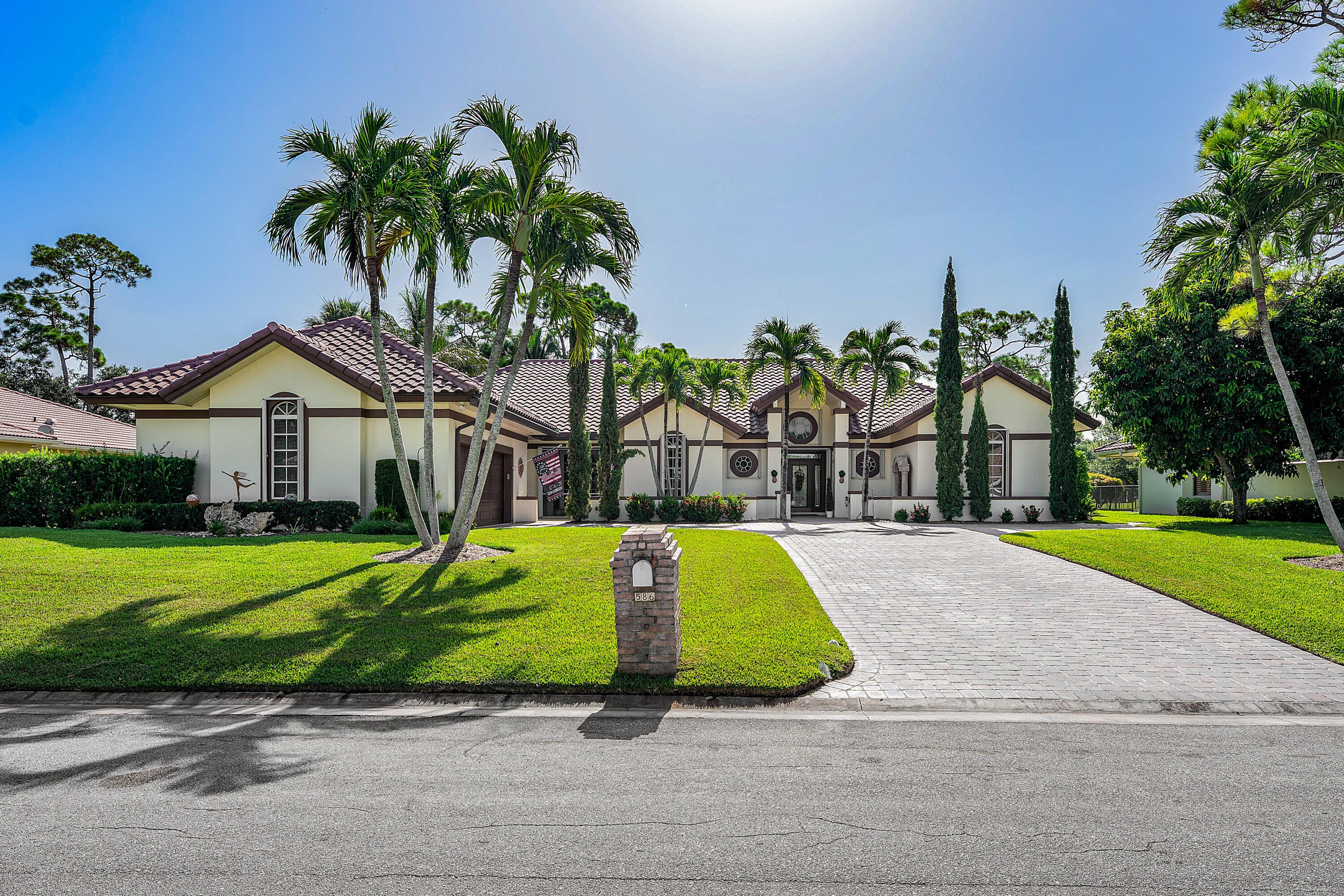 586 N Country Club Drive