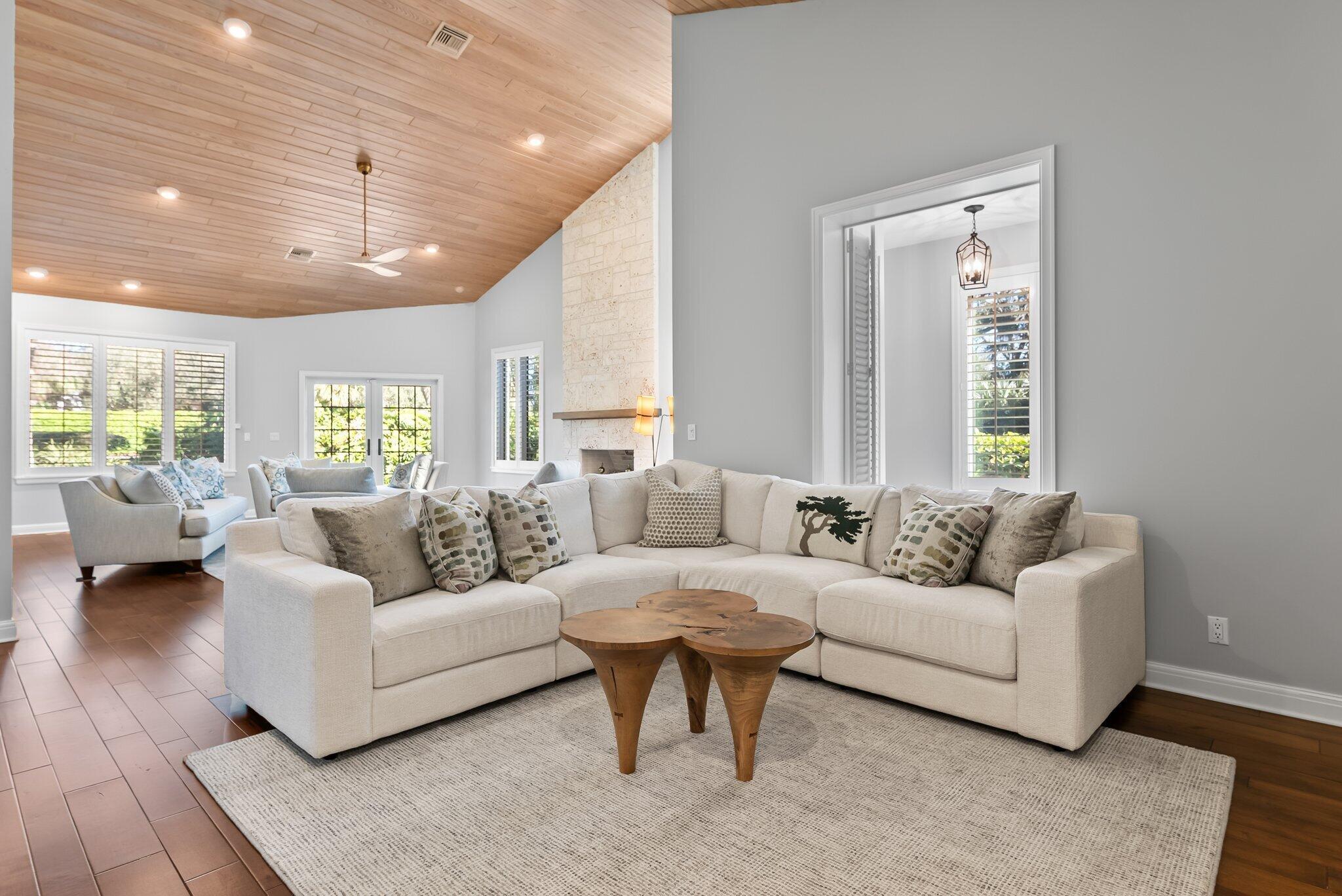 JUPITER HILLS VILLAGE - Residential