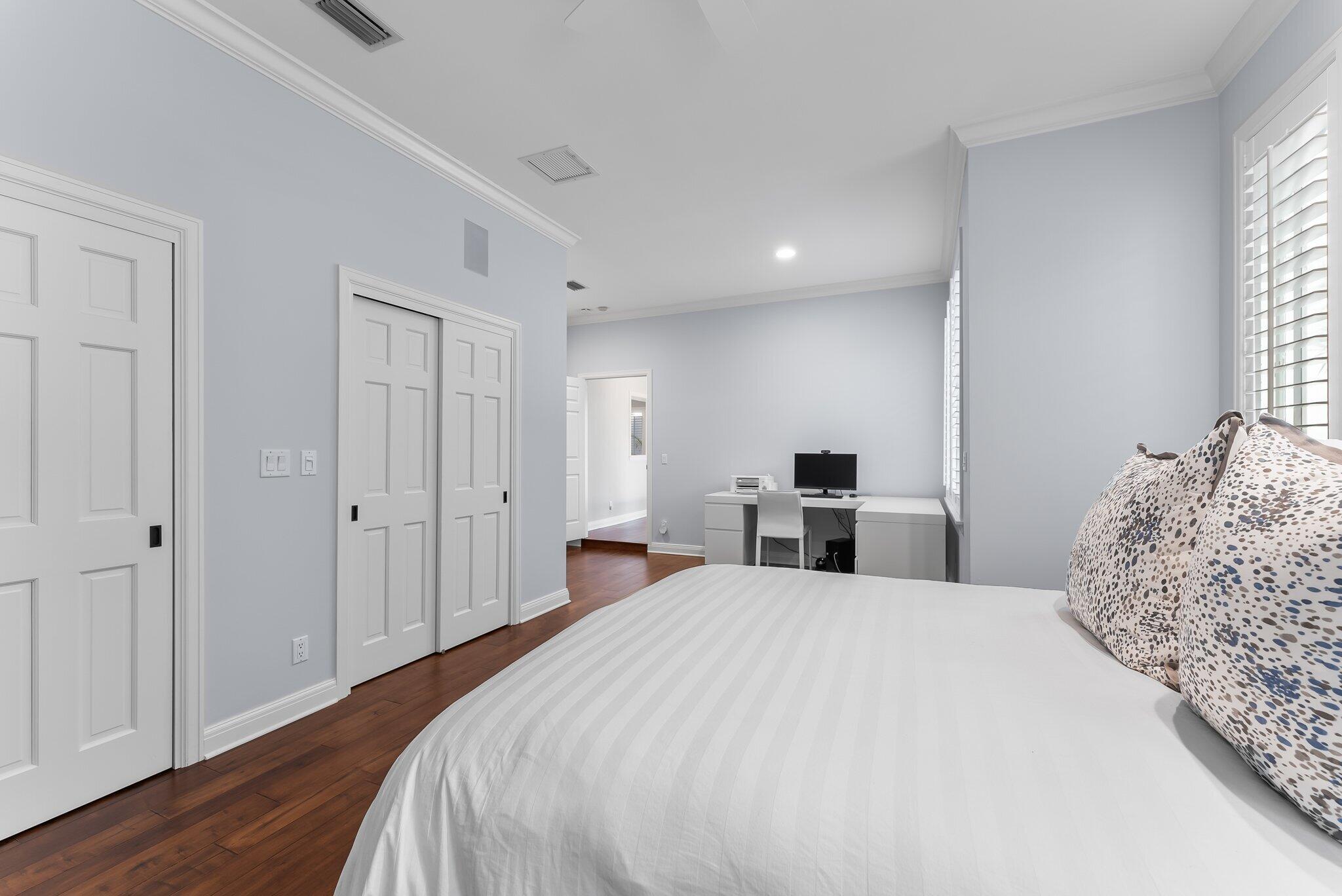 JUPITER HILLS VILLAGE - Residential