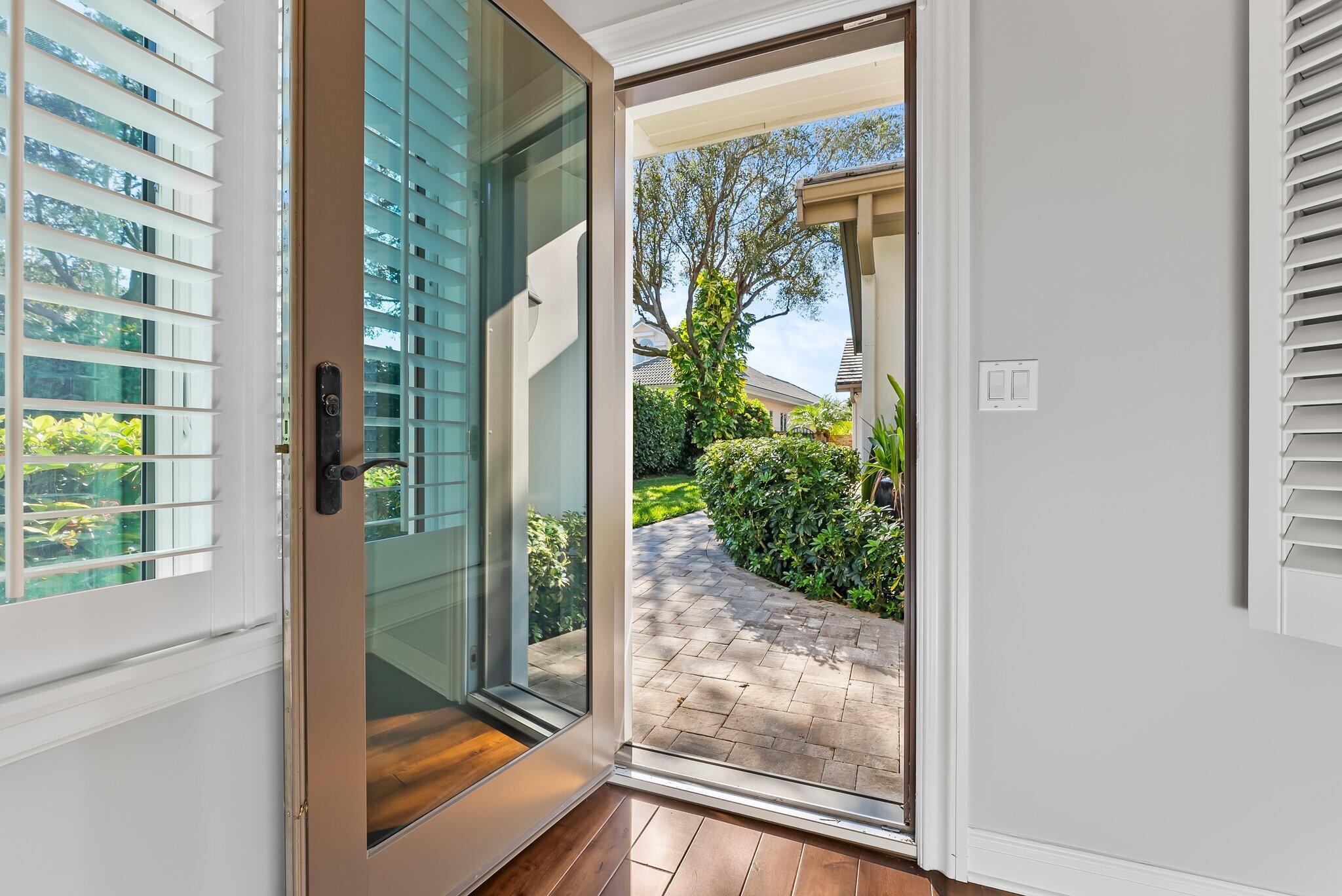 JUPITER HILLS VILLAGE - Residential