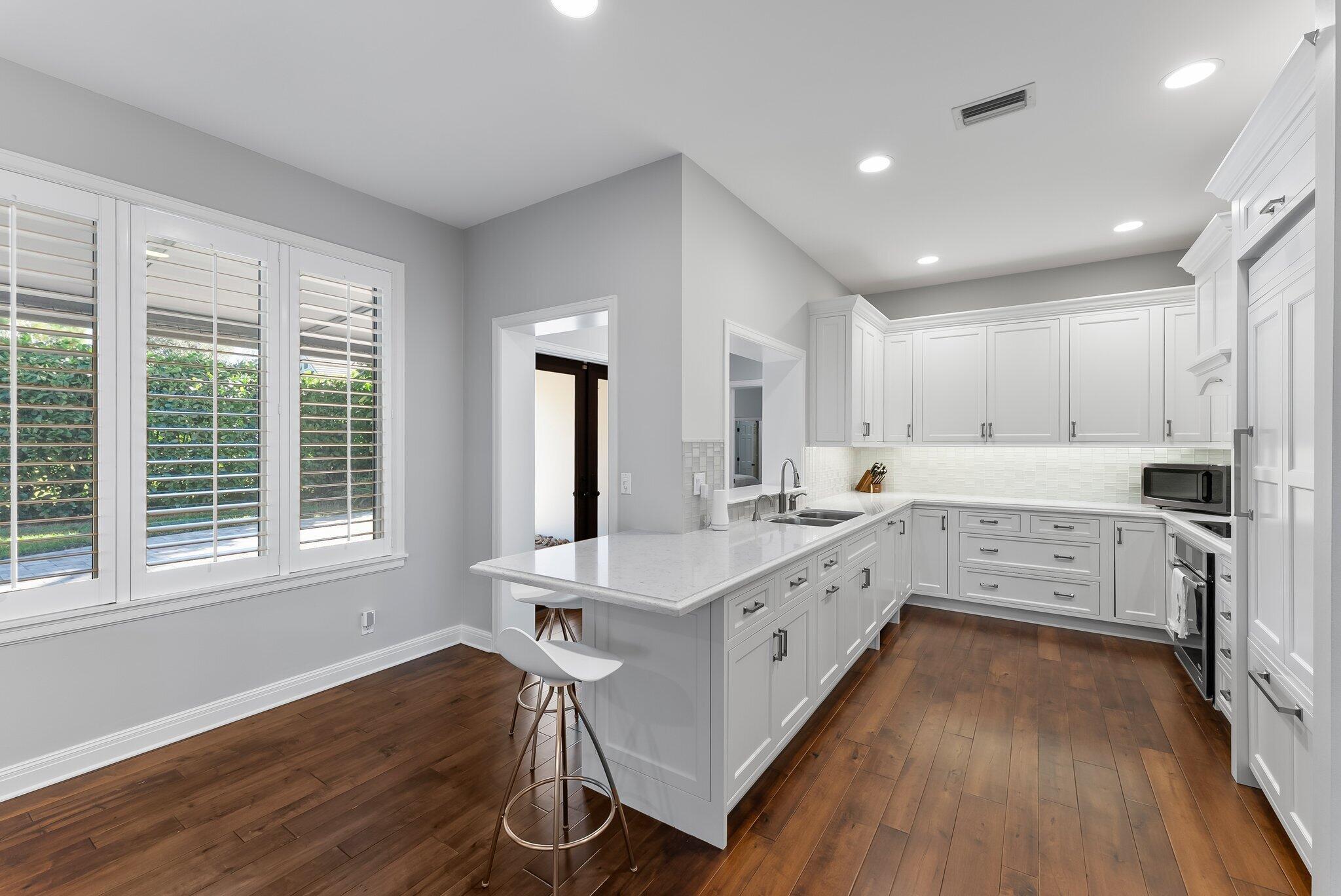 JUPITER HILLS VILLAGE - Residential