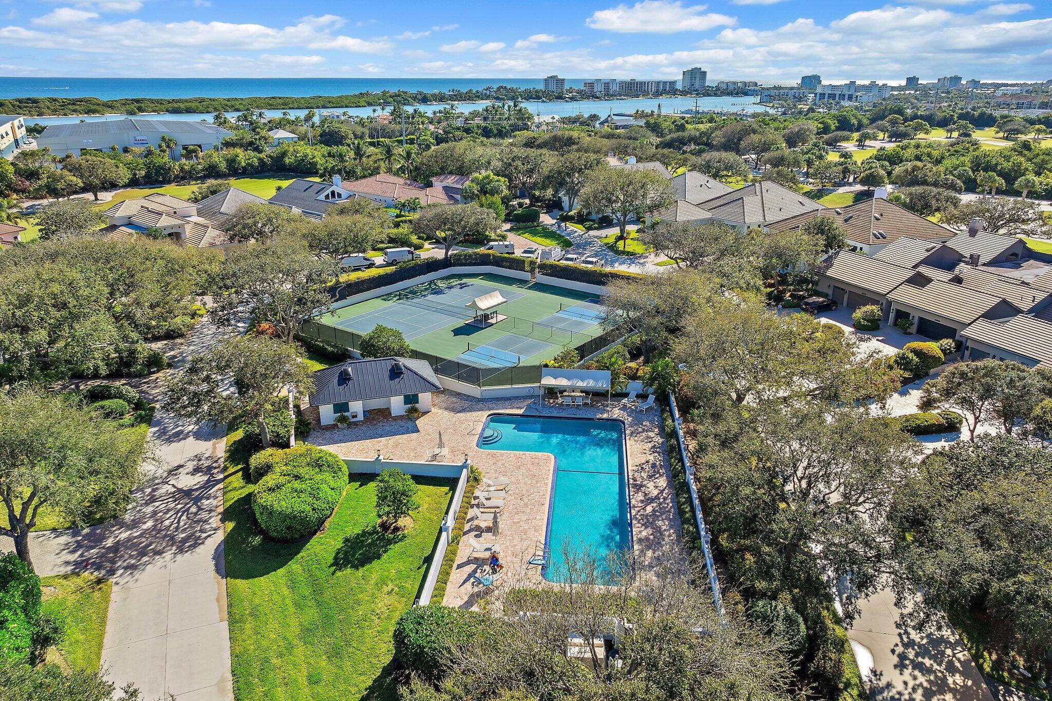 JUPITER HILLS VILLAGE - Residential