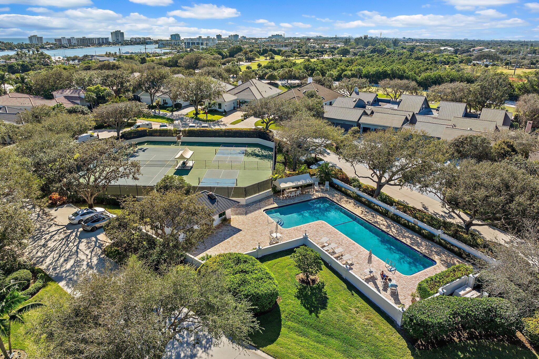JUPITER HILLS VILLAGE - Residential