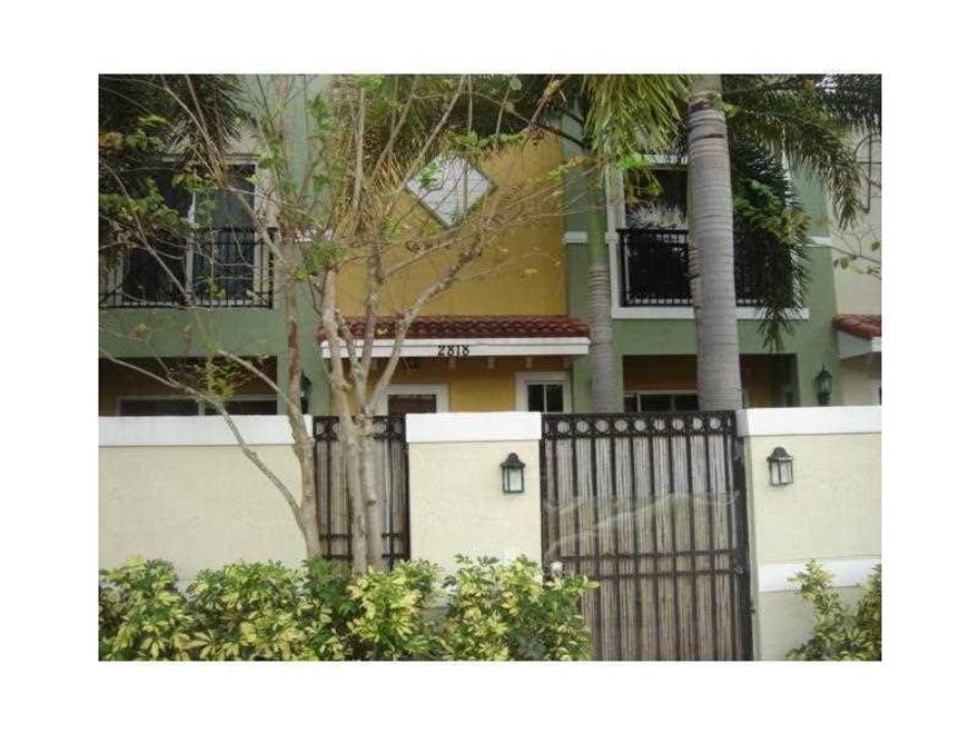 BEAUTIFUL PROFESSIONALLY DECORATED TOWNHOME.SPACIOUS 3 BEDROOMS, 2.5 BATH.LARGE MASTER BEDROOM, LOTS OF CLOSETS AND STORAGE. SEPARATE TUB AND WALK-IN SHOWER.FRONT ENTRANCE IS A  PRIVATE WALLED COURTYARD WITH SPLASH POOL.CHEFS KITCHEN WITH GRANITE COUNTERT OPS, STAINLESS APPLIANCES, BEAUTIFUL WOOD CABINETRY. OPEN FLOOR PLAN WITH TILE FLOORS ON 1ST FLOOR LIVING AREA, CARPET IN 2ND FLOOR BEDROOMS. 2 STORY LIVING. 10 FT CEILINGS. 2-CAR GARAGE.WALK TO SHOPS AND THE BEACH. AMAZING LOCATION.QUIET STREET.