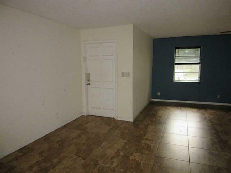 Very nice spacious 3/2 unit with walking in closets, lots of storage and plenty of parking spaces, fenced in large backyard. Great community, centrally located, close to Ft. Lauderdale airport, shopping, major highways.