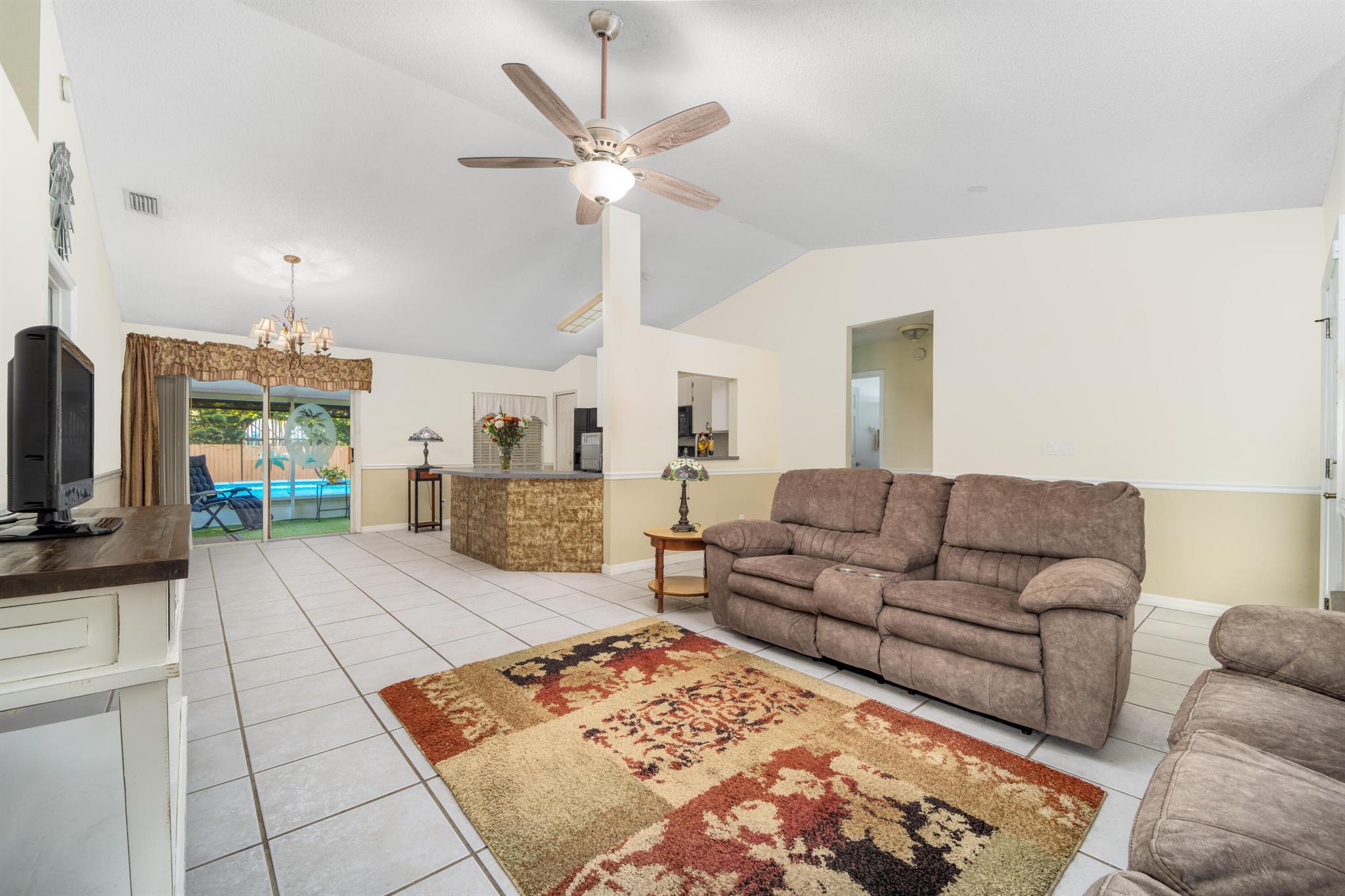 1835 18th Avenue SW, Vero Beach, FL, 32962/$325,900 3 1835 18th Avenue SW