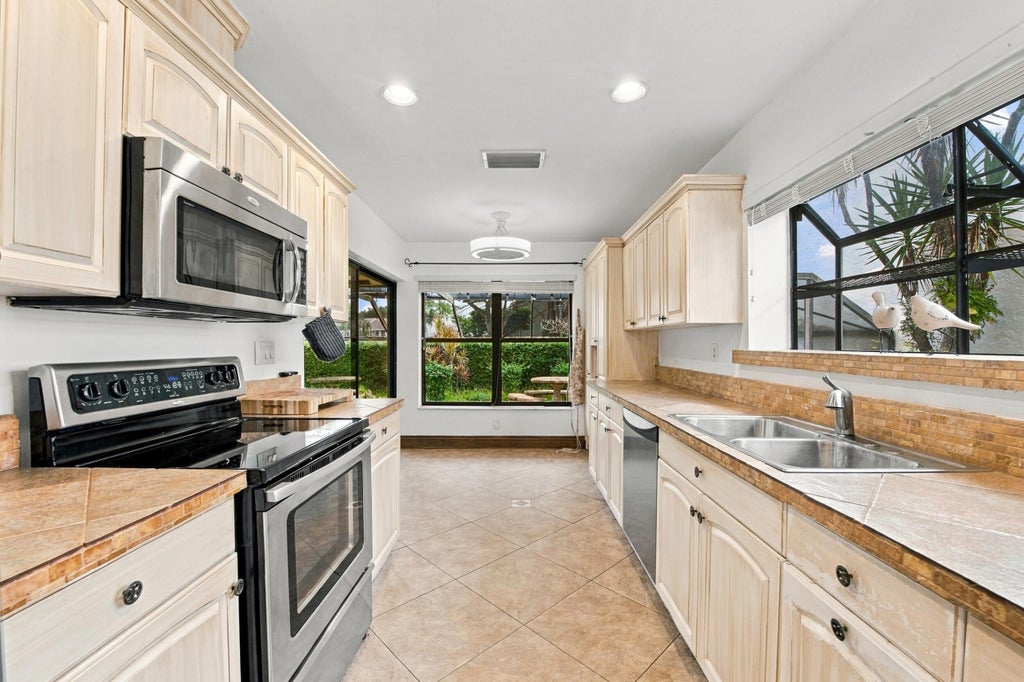 Photo of 6755 LAGO VISTA Terrace, Boca Raton, FL 33433 (MLS # B26092461)