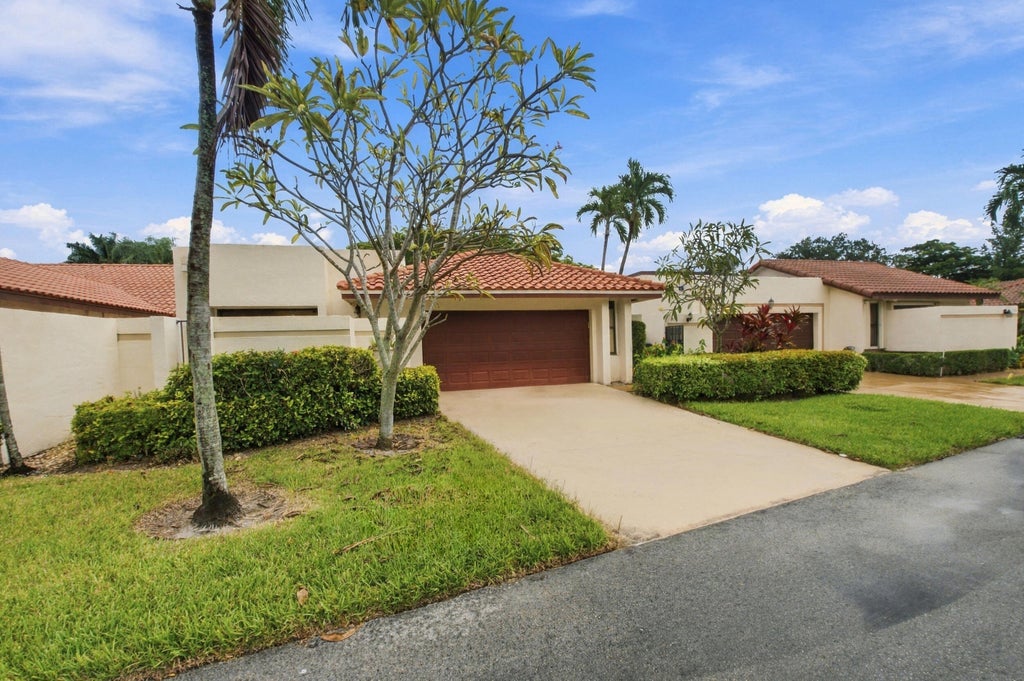 Photo of 6755 LAGO VISTA Terrace, Boca Raton, FL 33433 (MLS # B26092461)