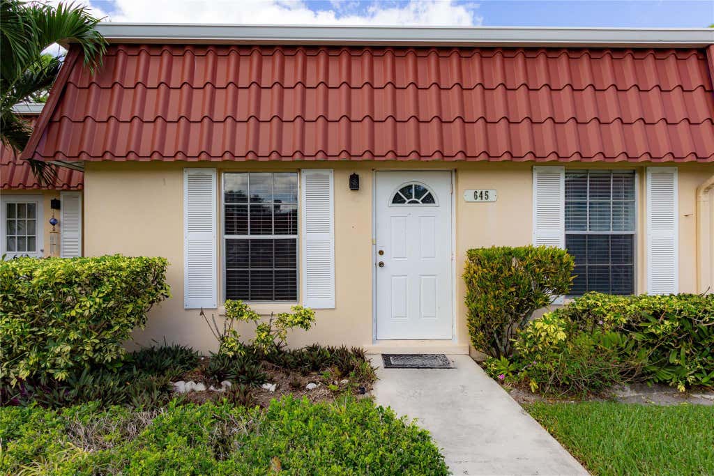 Photo of 645 Marlboro Oval #645, Lake Worth, FL 33467 (MLS # F10531148)