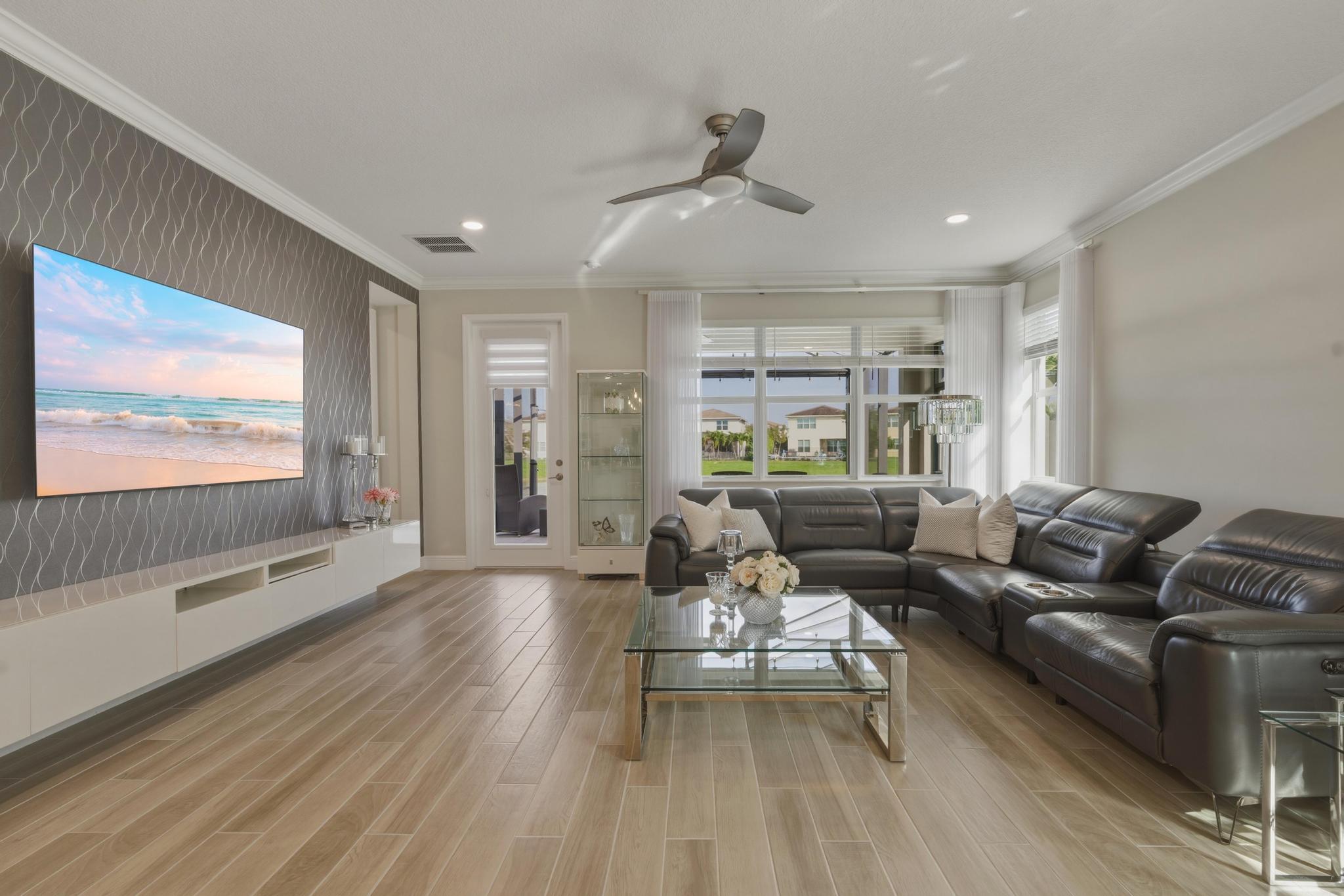 CRYSTAL LAKE 1ST SEC - Residential