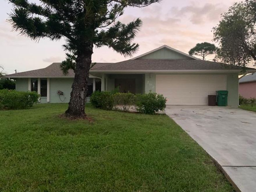 LARGE POOL HOME IN NICE AREA, LARGE FAMILY ROOM AND BEDROOMS, BIG WALK IN CLOSET. INCLUDES POOL MAINTENANCE.
TENANT RESPONSIBLE FOR LAWN MAINTENANCE.

WASHER AND DRYER INCLUDED BUT NOT GUARANTEED NOR IS LANDLORD REQUIRED TO REPAIR IF THEY BREAK. THESE WILL BE TENANT RESPONSIBILITY.
 
ROOM SIZES APPROX. PLEASE VERIFY