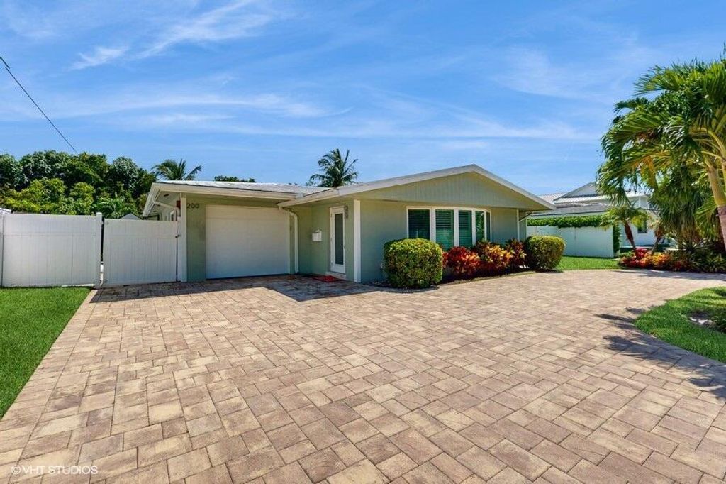 Photo of 200 SW 6th Avenue, Boca Raton, FL 33486 (MLS # R11022911)