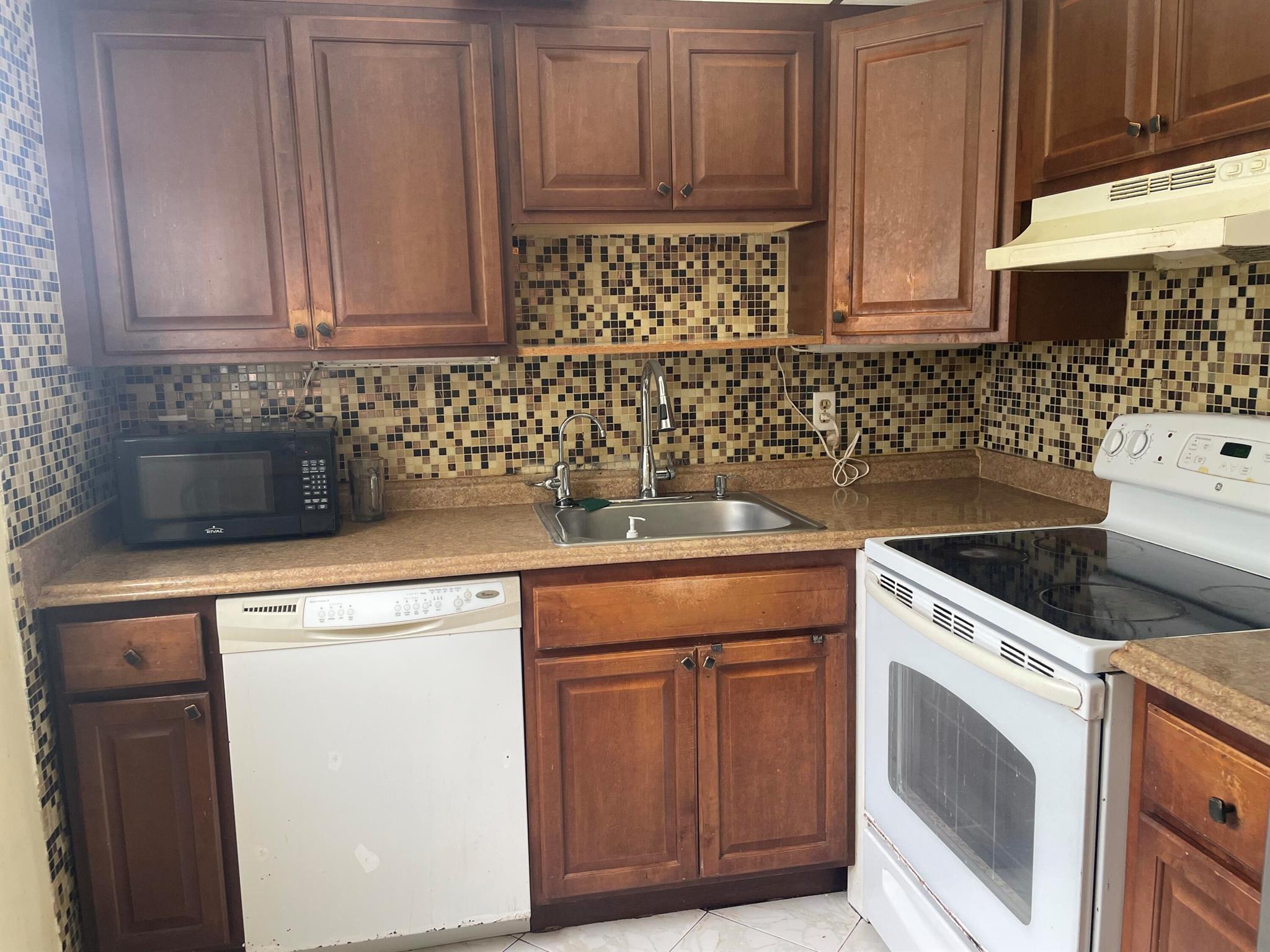 Nice 2 Bedroom and 2 Bath on the first Floor, garden view, tiled throughout in Resort Style Community 6 pools indoor and outdoor, a gym State of the Art theater, with live shows, Golf Course, Tennis, Pickle Ball, Card room, Beauty Salon, courtesy Buses, Cafeteria, and a Bistro in Monaco Club House. Art classes and more Close to Downtown Delray Beach and restaurants. great location.
