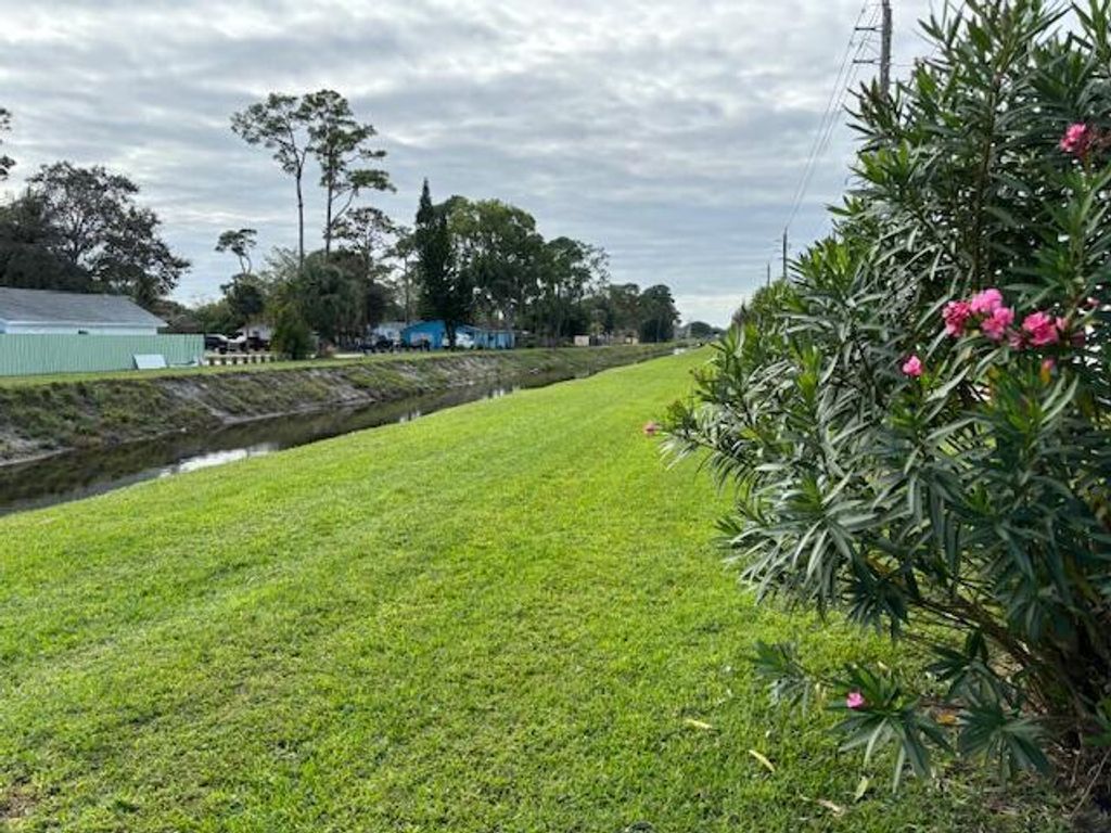 Photo of 2936 Crosley Drive E #G, West Palm Beach, FL 33415 (MLS # B26031713)