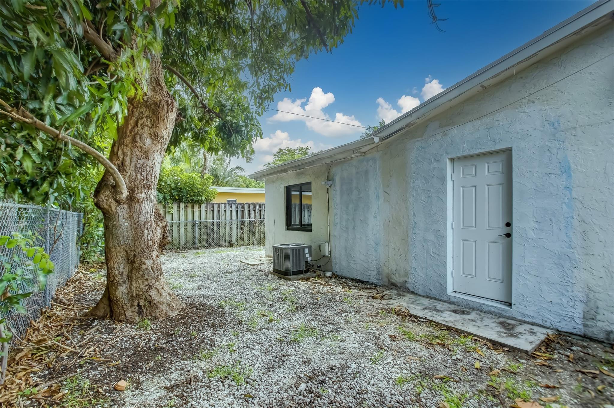 IMPERIAL POINT 3RD SEC - Residential Lease