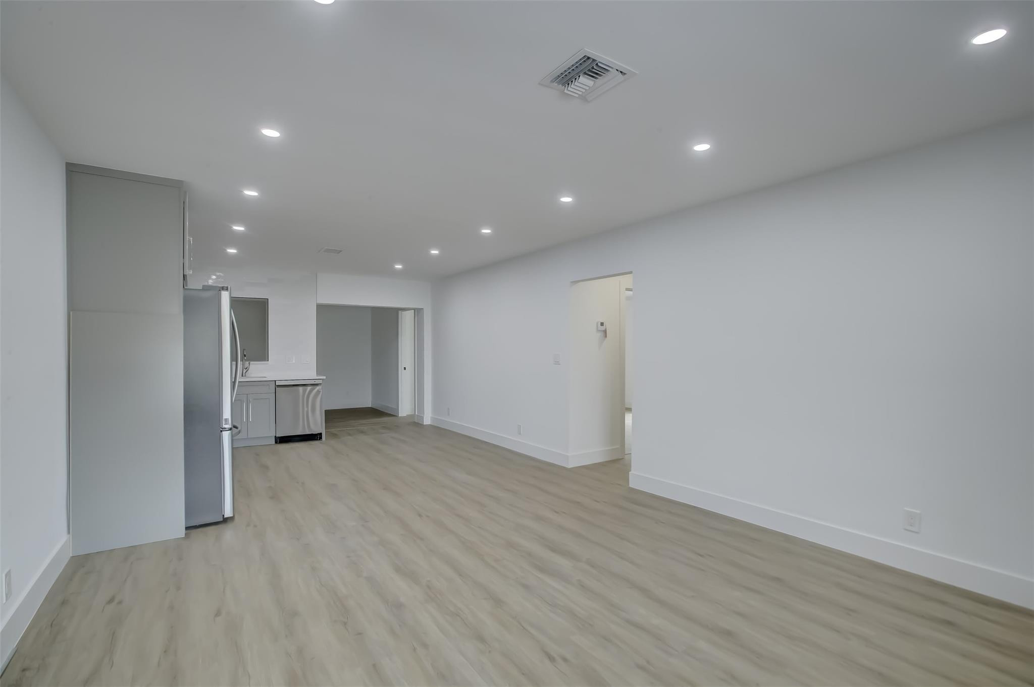 IMPERIAL POINT 3RD SEC - Residential Lease