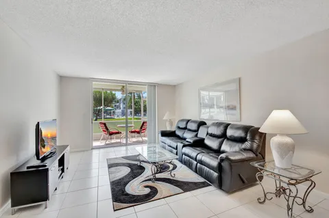 6698 10th Avenue N Unit 105, Lake Worth, FL MLS: R11071335