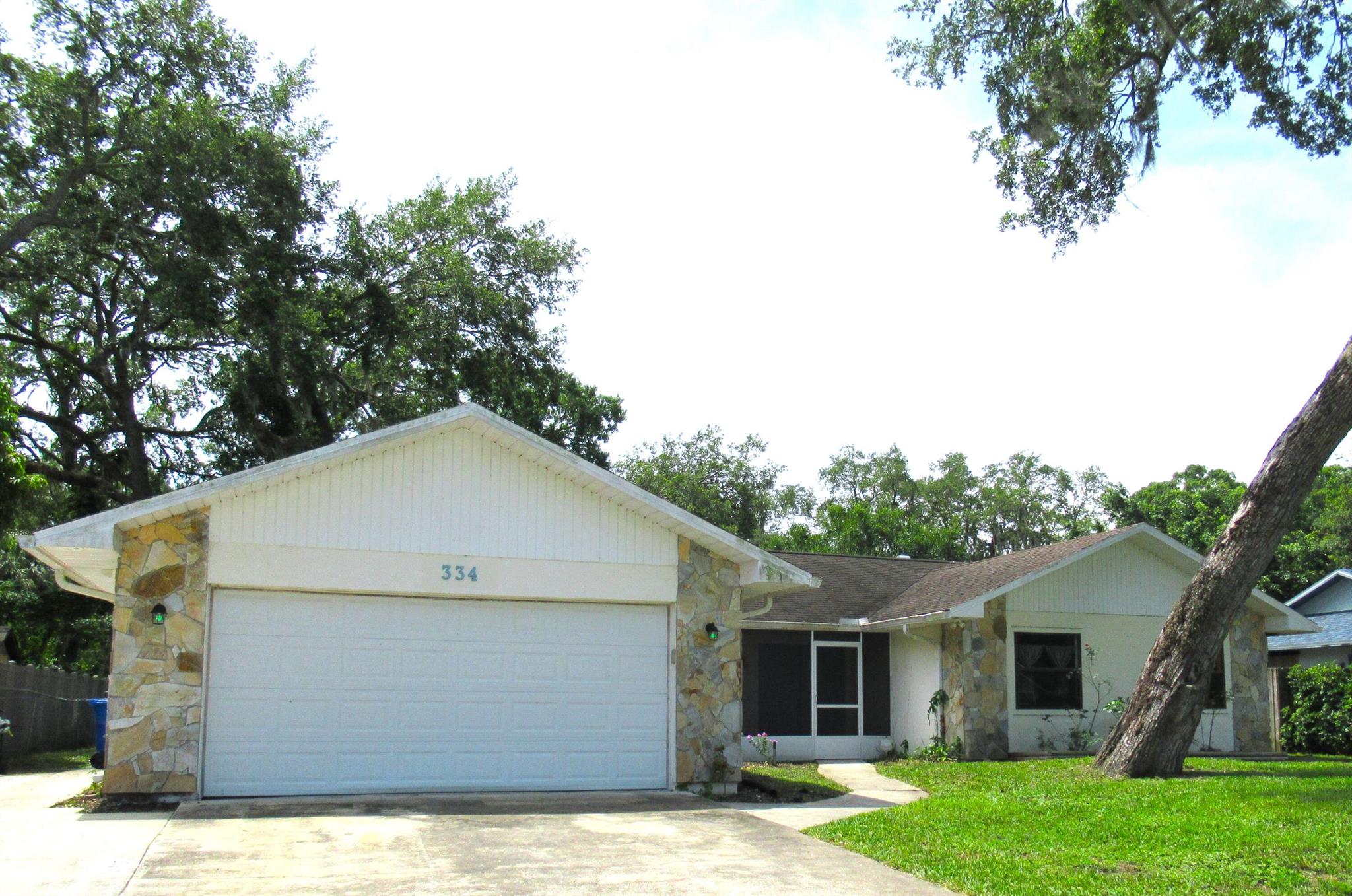 PRICE JUST REDUCED !!!! INVESTORS SPECIAL / FORECLOSED PROPERTY !!!! CASH OFFERS ONLY OR OWNER FINANCING AVAILABLE WITH 10% DOWN (ACCEPTABLE CREDIT), LOW CLOSING COSTS, & NO WINDSTORM INSURANCE REQUIRED !!!! HOME FEATURES 4-BR / 2-BATH + 2-CAR GARAGE, HUGE 23'' X 20'' GREAT ROOM, FIREPLACE, VAULTED CEILINGS, SPLIT-PLAN WITH OVERSIZED MASTER SUITE, SCREENED FRONT PORCH, LARGE SCREENED REAR PATIO, FENCED YARD, AND MUCH MORE !!!!!!PRICED UNDER MARKET TO SELL FAST !!!!!