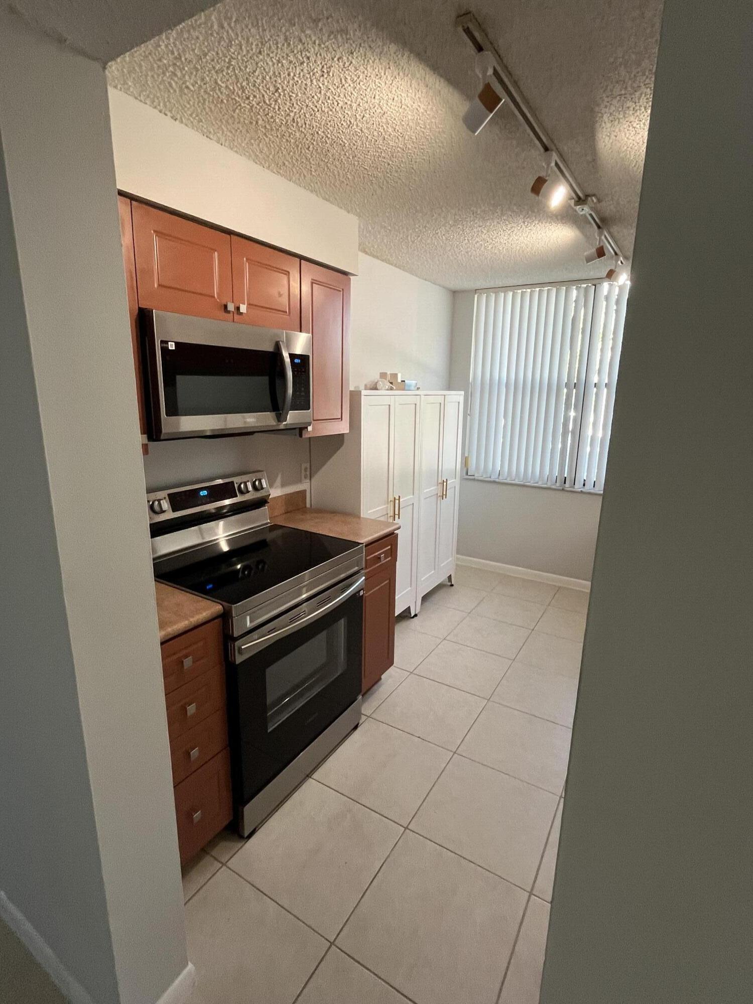 LAKESIDE CONDO - Residential Lease
